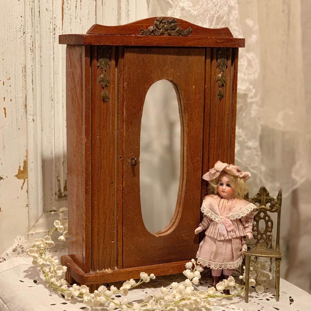 稚野鳥子さんのインスタグラム写真 - (稚野鳥子Instagram)「今日も焦げてしまいそうな暑さです。 元気なのは蝉だけでしょうか。 さて、本日のご紹介はドール用キャビネットです。高さ29cm、横19cm、奥行き7cm。メタルの飾りが付いた1930年代のお品になります。扉部分に鏡がはめ込まれたタイプです。  #ドールキャビネット #お人形遊び #dollcabinet #antique #vintage #dollhouse #恵比寿アンティークショップ」8月15日 13時51分 - toricolore_shop