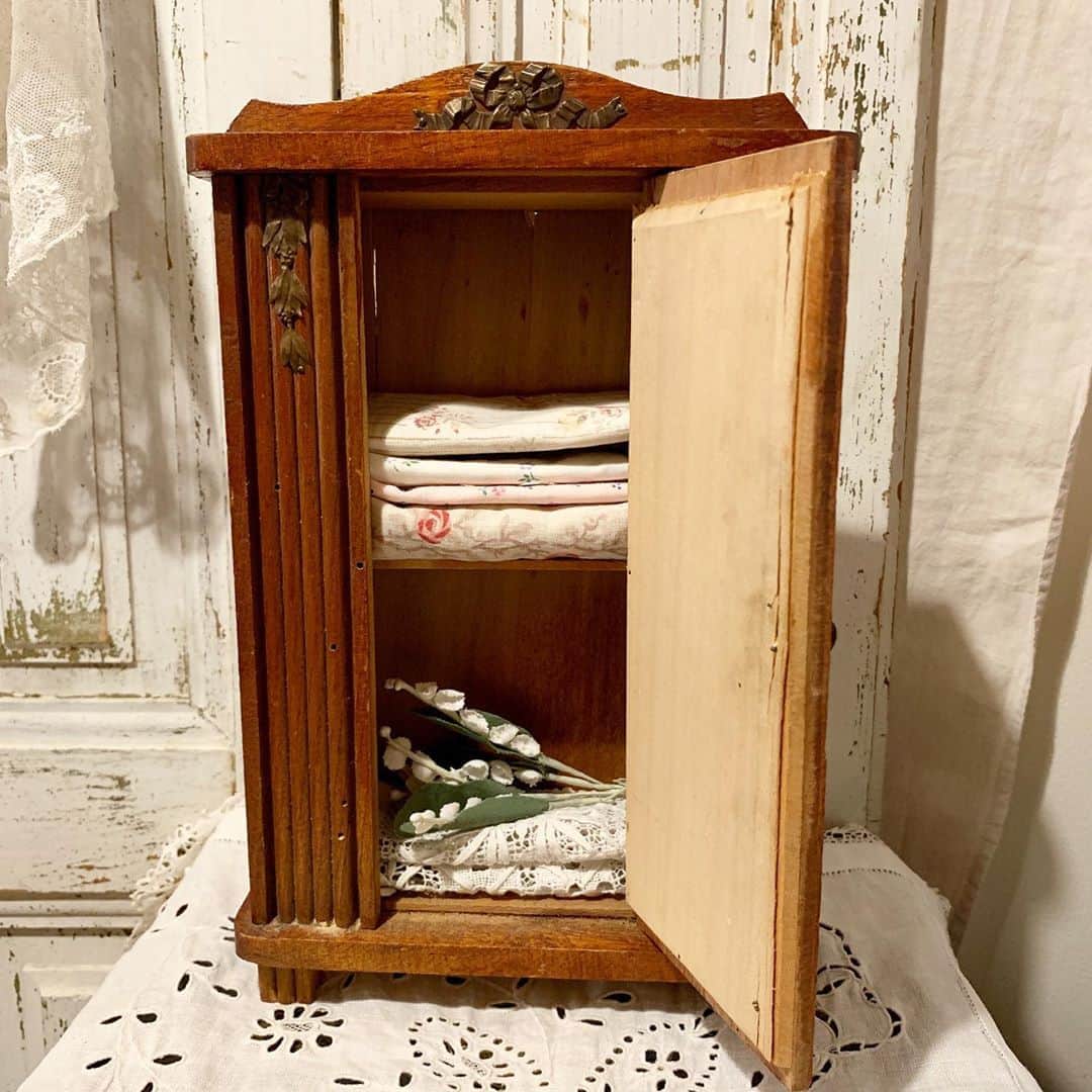 稚野鳥子さんのインスタグラム写真 - (稚野鳥子Instagram)「今日も焦げてしまいそうな暑さです。 元気なのは蝉だけでしょうか。 さて、本日のご紹介はドール用キャビネットです。高さ29cm、横19cm、奥行き7cm。メタルの飾りが付いた1930年代のお品になります。扉部分に鏡がはめ込まれたタイプです。  #ドールキャビネット #お人形遊び #dollcabinet #antique #vintage #dollhouse #恵比寿アンティークショップ」8月15日 13時51分 - toricolore_shop