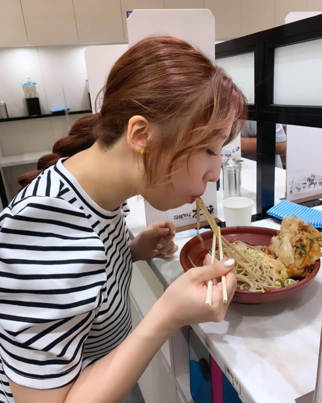 七瀬りりこさんのインスタグラム写真 - (七瀬りりこInstagram)「なんか腹立つ顔  #初めての立ち食い蕎麦 #立ち食いそば  #美味しかった #少し緊張した #腹立つ顔 #食べるの必死」8月15日 13時43分 - ririkonanase