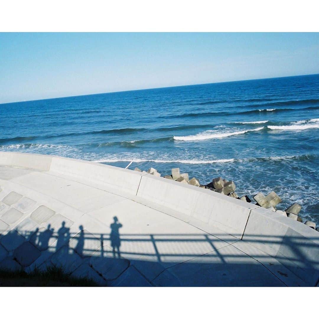 仲田克也さんのインスタグラム写真 - (仲田克也Instagram)「#beforeafter このシーンは普通にパシャりからの📸 みんなで撮るよ！イェーイの写真✌️✌️ ・ ・ #福島#海岸#ビフォー#アフター#ビフォーアフター  #写真#記念写真#海#撮影#思い出#想い出#エモい #fukushima #beach #sea #photography #photo #model #before #after #summer #vacation」8月15日 13時45分 - minatoisshiki