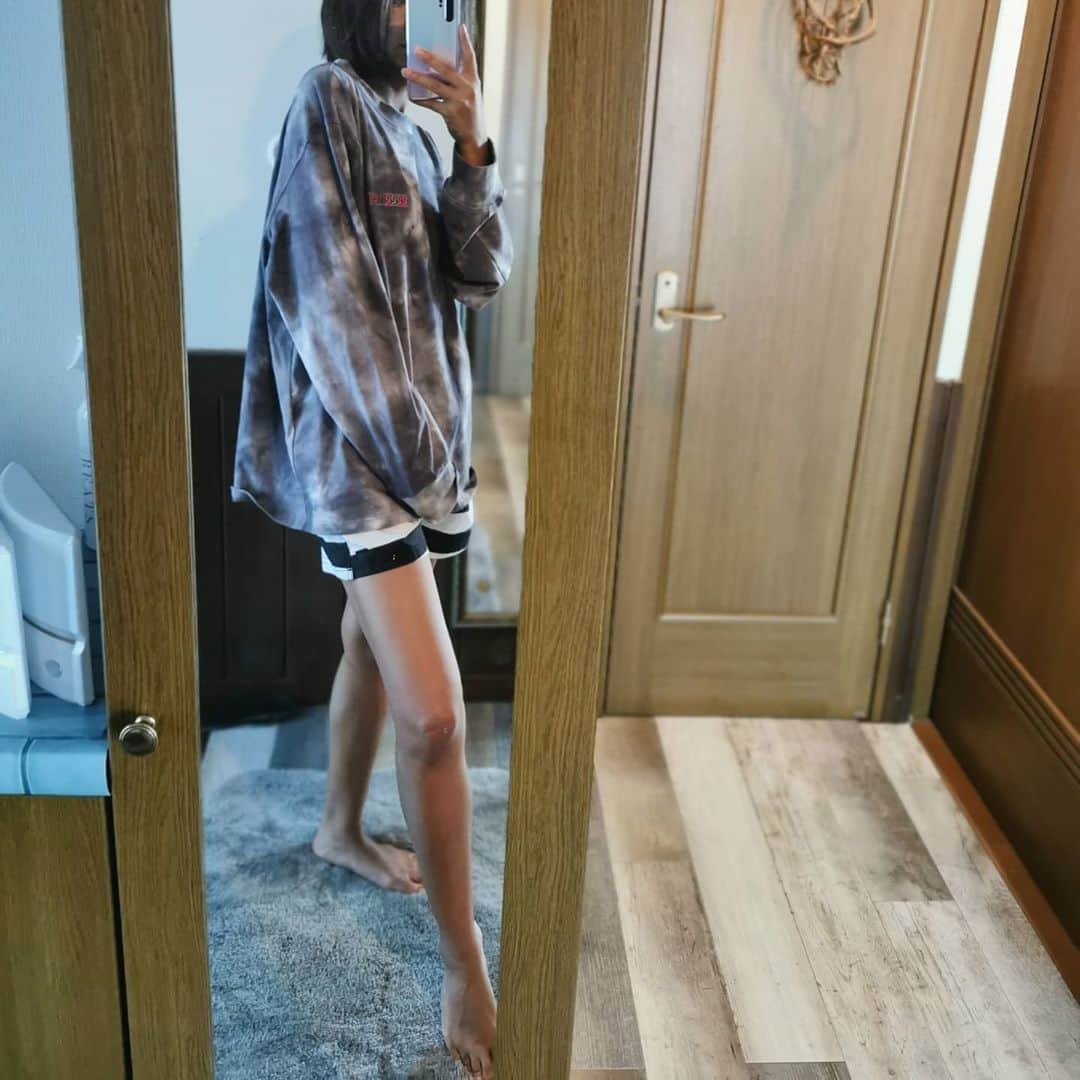 脇田恵子のインスタグラム：「Tie dye. 染めてから縫いあげてるロンT🐶。  タイダイ好きでたくさん集めているんだけど どうせ自分で着るならと思ってやりたいこと詰めこんで自分だけ着るTシャツつくってもらいました😂 ブログにも載せておこう😀」