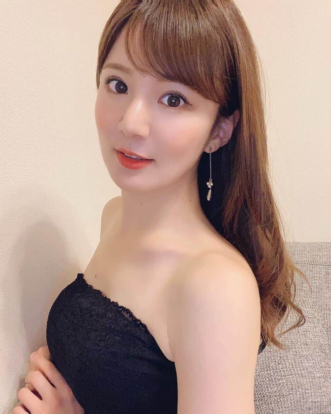 那津あやこのインスタグラム：「連日猛暑が続いてるね…🌞﻿ こまめに水分補給してね‼️🥤✨﻿ ﻿ さて、熱い配信イベントも明日が最終日‼️🔥﻿ イチナナLIVE【新人ライバーの進撃】﻿ ﻿ 皆のおかげで配信1ヶ月目で﻿ 1,000,000pt突破！﻿ フォロワー様も2.5kになりました🌟﻿ ﻿ 配信媒体が変わって、﻿ 苦戦をしていましたがteamあややの皆に﻿ いつも助けてもらってます🥺❤️﻿ ﻿ 本当にありがとう😭❤️﻿ ﻿ 最終日の明日は、﻿ いつも以上に盛り上がっていきましょう‼️🔥﻿ ﻿ 17LIVE【那津あやこ🍊🎤あやや】で﻿ 検索＆フォローお願いします🙏✨﻿ ﻿ ﻿ #那津あやこ #あやや #タレント #モデル #rq #racequeen #model #talent #shooting #配信 #ライバー #イチナナ #17 #イチナナライバー #進撃 #イベント #公式」