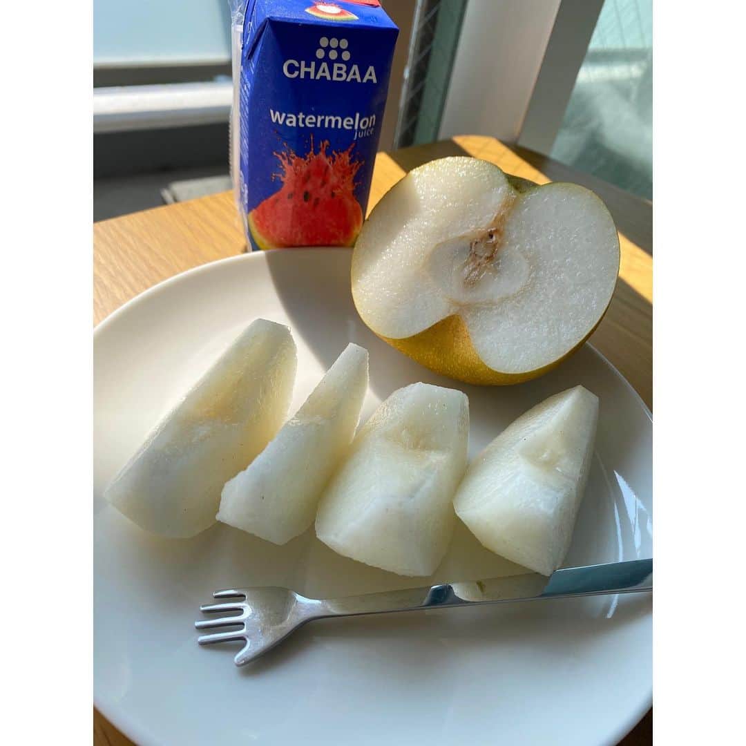 梶原凪のインスタグラム：「梨とスイカで水分補給🍐🍉 熱中症対策！ みなさんも水分しっかりとってくださいね！  髪も切りました！！」
