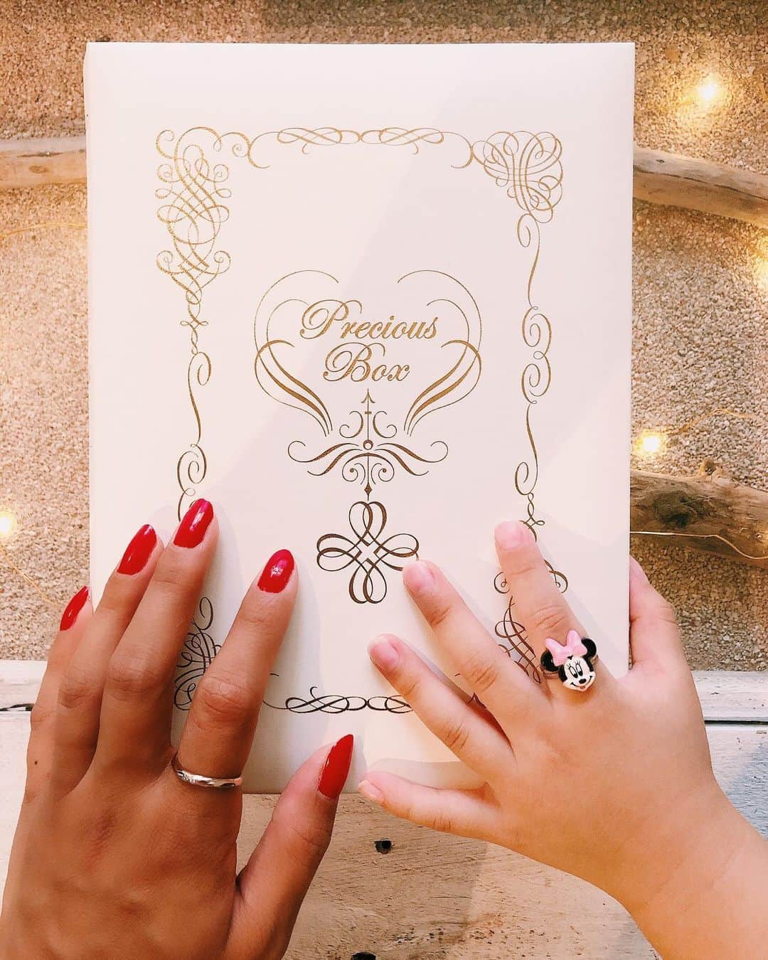 paulaのインスタグラム：「. 🤍Precious Box 📙🤍 . 悩みに悩んでこれにした！！🤍 . 娘の歯が抜けたばかりで、 それを保管する歯入れケースを探してたの。  素材からデザインまで本当に色んなのがあって、せっかく保管するなら歯だけじゃなくて臍の緒とかDVDとかも一緒に保管できて、尚且つ本棚に収納できるものを見つけたの🤍 . これはとある産院で退院後にプレゼントしてもらえるそうで、一般の方にも販売されてたのでそこから取り寄せたの🤍 . 取り寄せてる間に、ティッシュに包んでた歯をゴミと間違えて捨ててしまったことに気づきショックすぎて泣いて娘に慰めてもらったのはここだけの話🤫😢🤬🤢🤐 . 母ちゃん気持ち切り替えて、PreciousBoxに抜けた日にちだけ記入して、数年後の笑い話しにすることにして、次の歯から保管して行こう🦷✨笑🤣 . byおっちょこちょいママ . #preciousbox #プレシャスボックス #歯入れケース  #臍の緒ケース #思い出ボックス #ハッピーくそやろう親子」