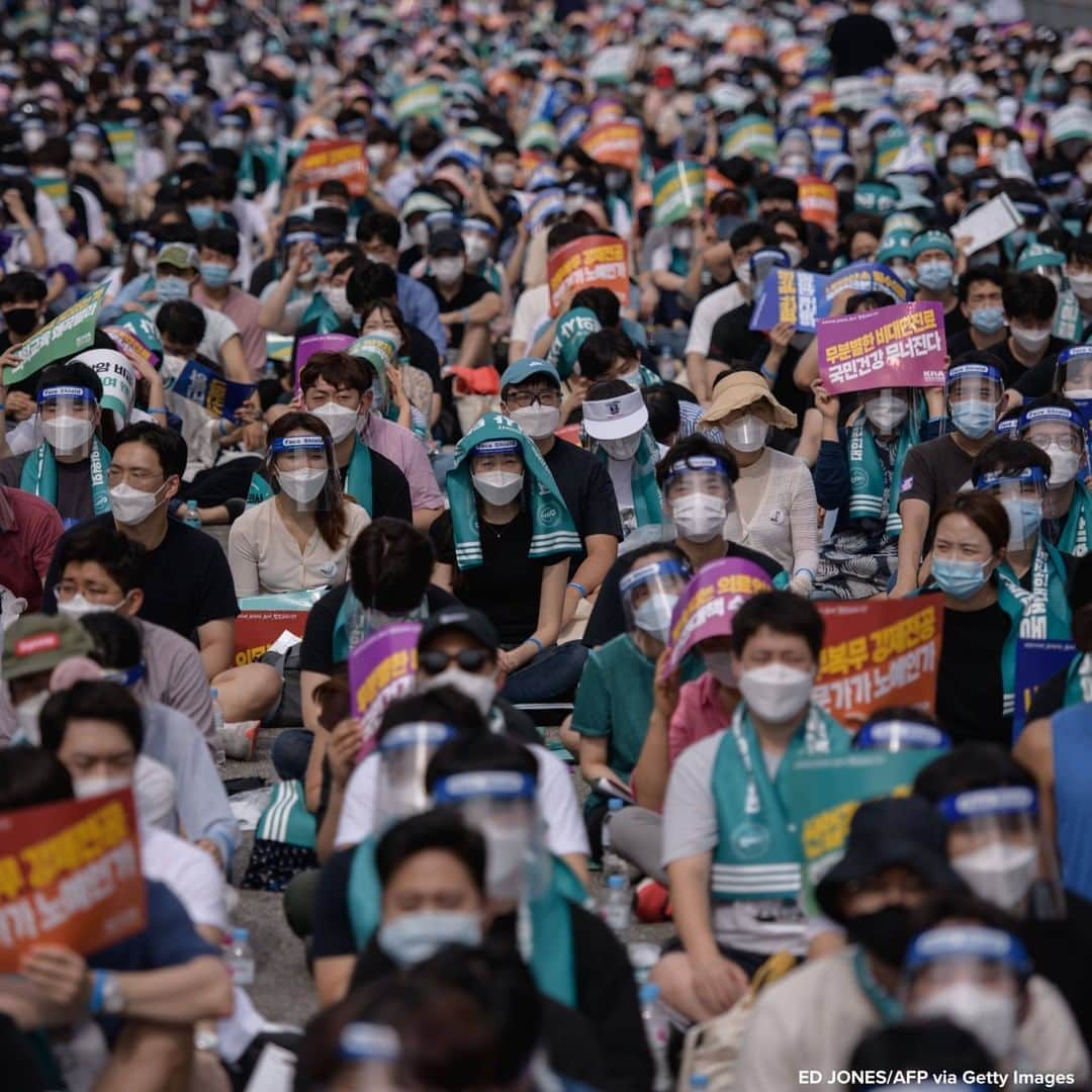 ABC Newsさんのインスタグラム写真 - (ABC NewsInstagram)「Doctors, medical students and healthcare professionals attend a rally to protest against a government proposal to increase its annual intake of medical students, in Seoul, South Korea.」8月15日 14時09分 - abcnews