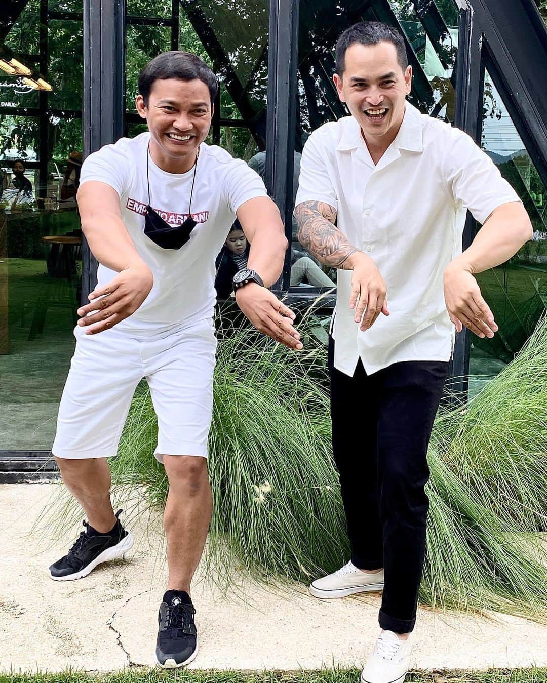 トニー・ジャーのインスタグラム：「แวะมาจิบกาแฟ ☕️☕️☕️☕️☕️ ขอบคุณมากๆครับที่ดูแลต้อนรับเป็นอย่างดี👍🏻👍🏻👍🏻👍🏻👍🏻 กาแฟหอม อาหารอร่อย」