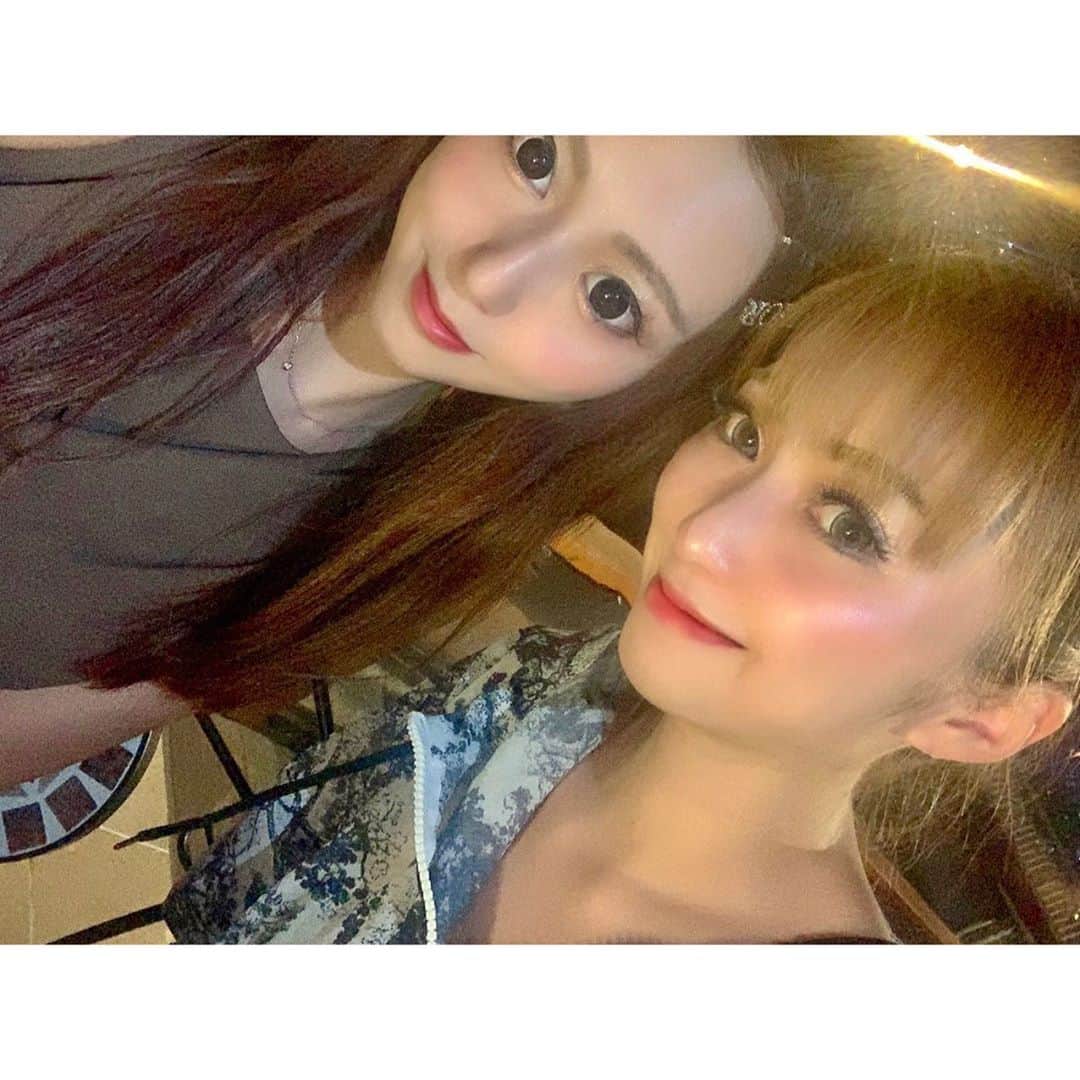 葉月樹里のインスタグラム：「どうでもいい話でずっと笑える利害関係のない友達って、この歳になるとめっちゃ貴重なのです😁❤️  . .  経営してから尚更おもう。笑  . .  何年もワイのお世話ありがとうな、保護者兼心友の荒川千尋ちゃん。←（フルネームでどうぞ）  . . .  #葉月樹里 #soiréeine #ソワレーヌ #荒川千尋 #またフルネーム #親友ってやつ #利害関係なし系友達 #イルスオーノディエミリア #エミリア @chis2nyan0520 @il_suono_di_emilia  #ここのイタリアンはすこぶるオススメ #christiandior #dior #ディオール #ずりおコーデ」