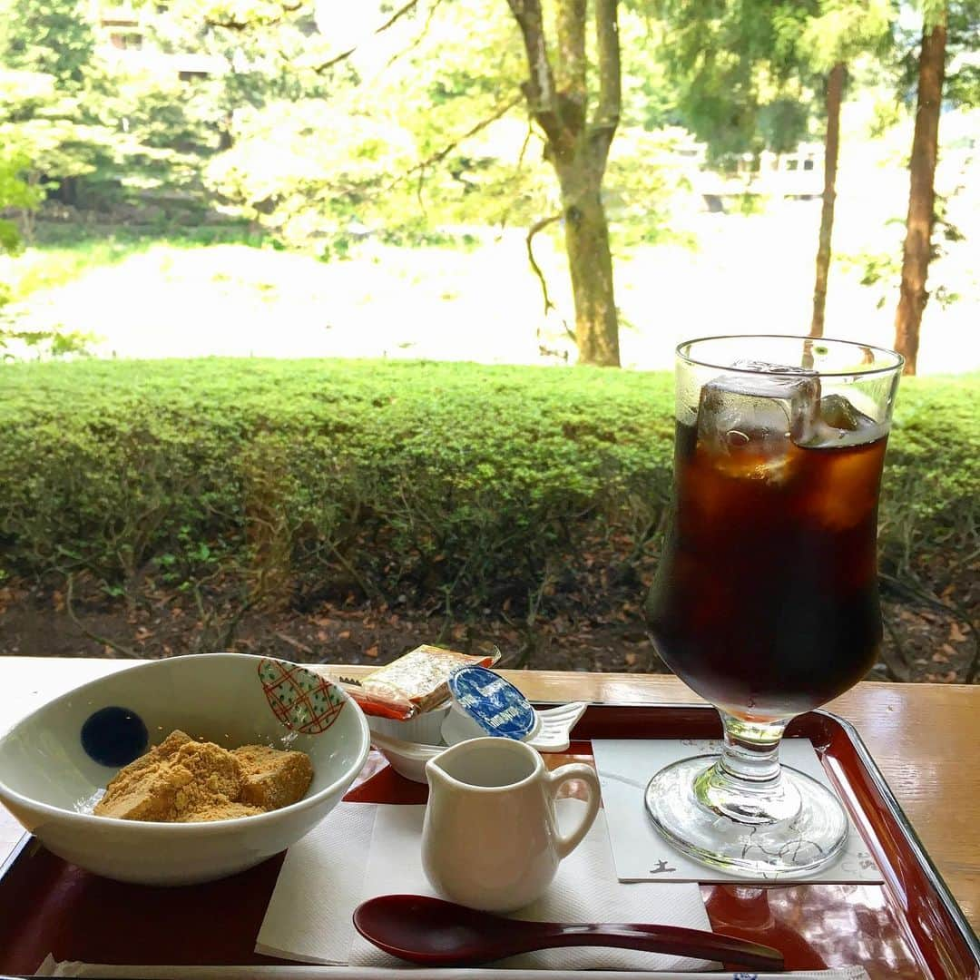 千紘れいかのインスタグラム：「昨日は、奥多摩の方面の川のほとりを散歩してきました〜  いまは東京の中で遊ぶしかない😅」