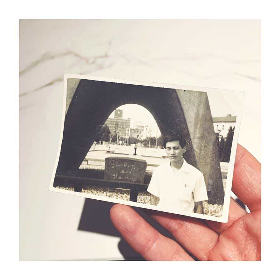 笹本玲奈さんのインスタグラム写真 - (笹本玲奈Instagram)「. 先週、実家の荷物を整理していた母から、 「こんな写真がぽろっと落ちてきた」 と、母も初めて見たと言う若かりし頃の父の写真を持ってきてくれました。 裏に父の字で昭和43年と書かれてあるので、21歳の頃。 場所は広島平和公園。  第二次世界大戦中、大阪大空襲を体験した祖父の話や、戦後2年に生まれ自給自足で生活していたと言う亡き父の話を、私もこの先しっかりと子供に伝えようと思います。  #8月15日」8月15日 14時44分 - renastagram07