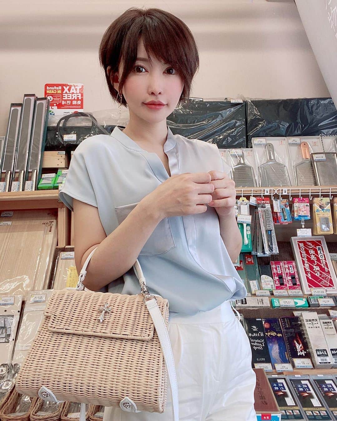 里美ゆりあのインスタグラム：「my包丁を買いに🔪💕  クロムハーツの新作カゴbag可愛すぎ❤️  #合羽橋 #shopping #包丁 #chromehearts  #新作 #new #bag」