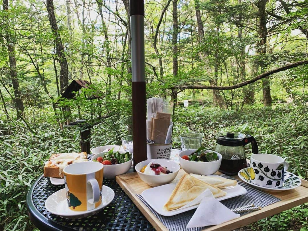 Rie fuさんのインスタグラム写真 - (Rie fuInstagram)「妖精のいるカフェ🧚🏻‍♀️Cafe of the fairies #outdoor #cafe #forest #nature #relax」8月15日 14時39分 - riefuofficial