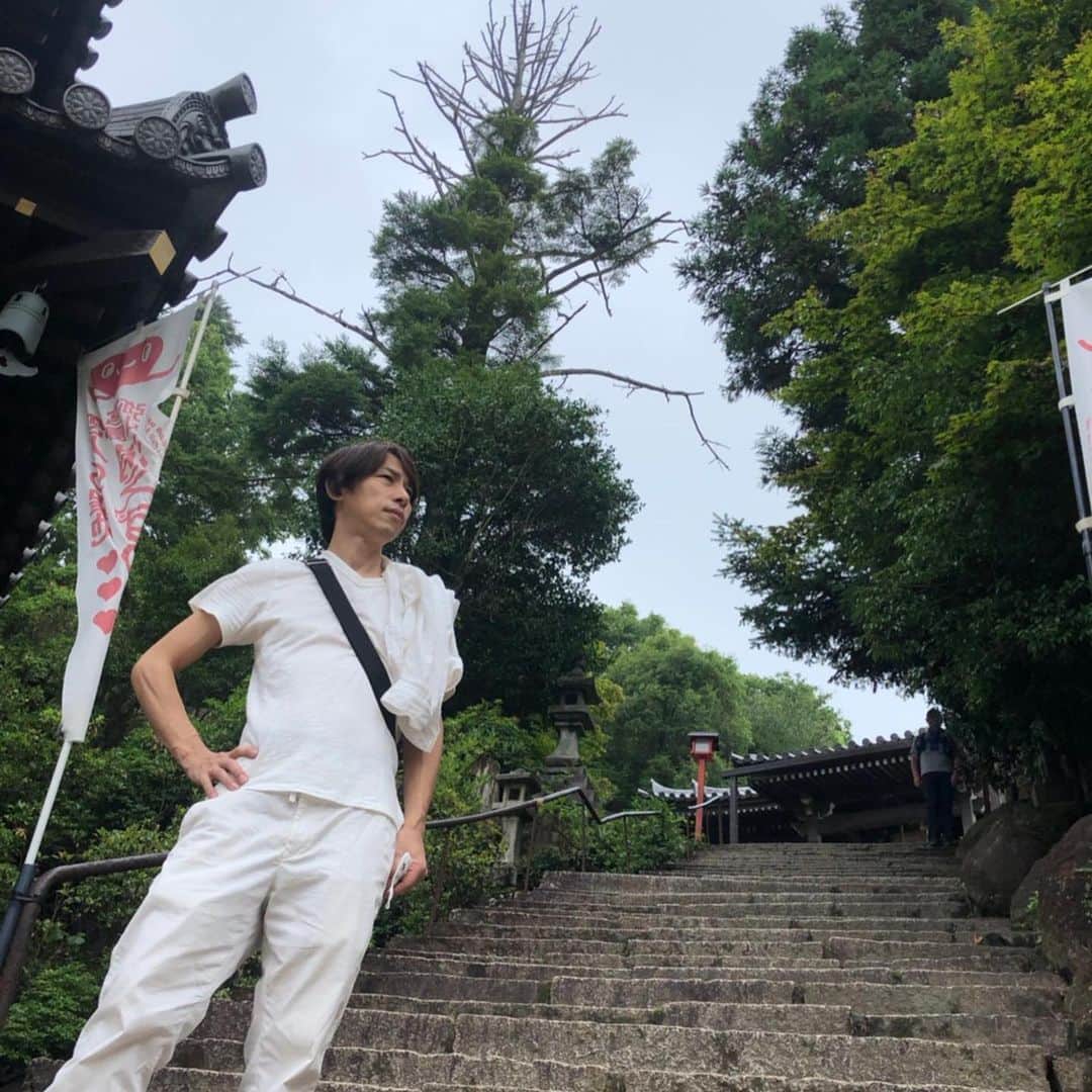 谷本貴義さんのインスタグラム写真 - (谷本貴義Instagram)「なんやろーこれらを撮影した人のカメラセンス。。。 ペンタトニック覚えたてのギター初心者の方がまだセンスある感じの勢いですが。一枚だけ奇跡的にいいのあるけど。。もうちょっといい感じに撮ってもらえなかったんでしょうか。  #一緒に探検しよう」8月15日 14時46分 - tanimoto_tak
