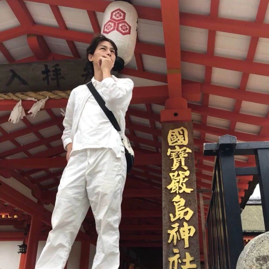 谷本貴義さんのインスタグラム写真 - (谷本貴義Instagram)「なんやろーこれらを撮影した人のカメラセンス。。。 ペンタトニック覚えたてのギター初心者の方がまだセンスある感じの勢いですが。一枚だけ奇跡的にいいのあるけど。。もうちょっといい感じに撮ってもらえなかったんでしょうか。  #一緒に探検しよう」8月15日 14時46分 - tanimoto_tak