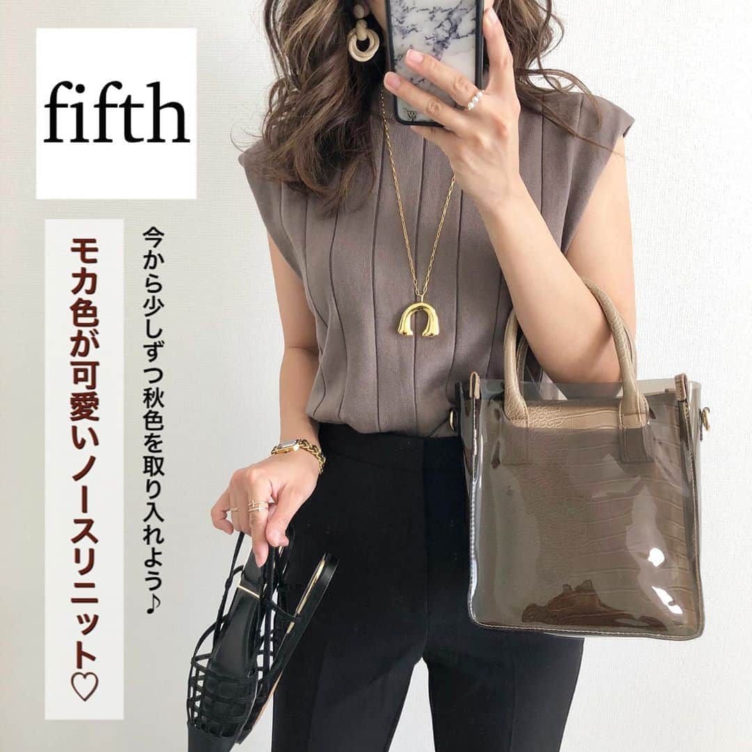 Miyoのインスタグラム：「2020.8.15 ・ お盆が明けたらコーデに少しずつ秋を取り入れたい☺️🍁 とはいえ、まだまだ暑いので色味だけ秋意識❤︎ モカ色のノースリニットなら今から秋まで着れます♪ そのままでも、インしてもどちらの着方でも可愛い♡次はロングスカートに合わせたいなぁ🥰 ・ #スリットデザインスリーブレスニット　…#fifth#fifthtl#フィフス　@fifth_store ストレッチフレアパンツ…#GU#ジーユー #クリアコンビクロコスクエアハンドバッグ　…#EditSheen#エディットシーン　@editsheen_store サンダル…#zara#ザラ ・ ・ ・ #bag#バッグ#高身長コーデ#秋コーデ#ノースリーブ#巻き髪#今日のコーデ#カジュアル#ママコーデ#ママファッション#GUコーデ#GU購入品#ザラコーデ#ザラジョ#プチプラコーデ#プチプラファッション#シンプルコーデ#大人カジュアル#きれいめコーデ」