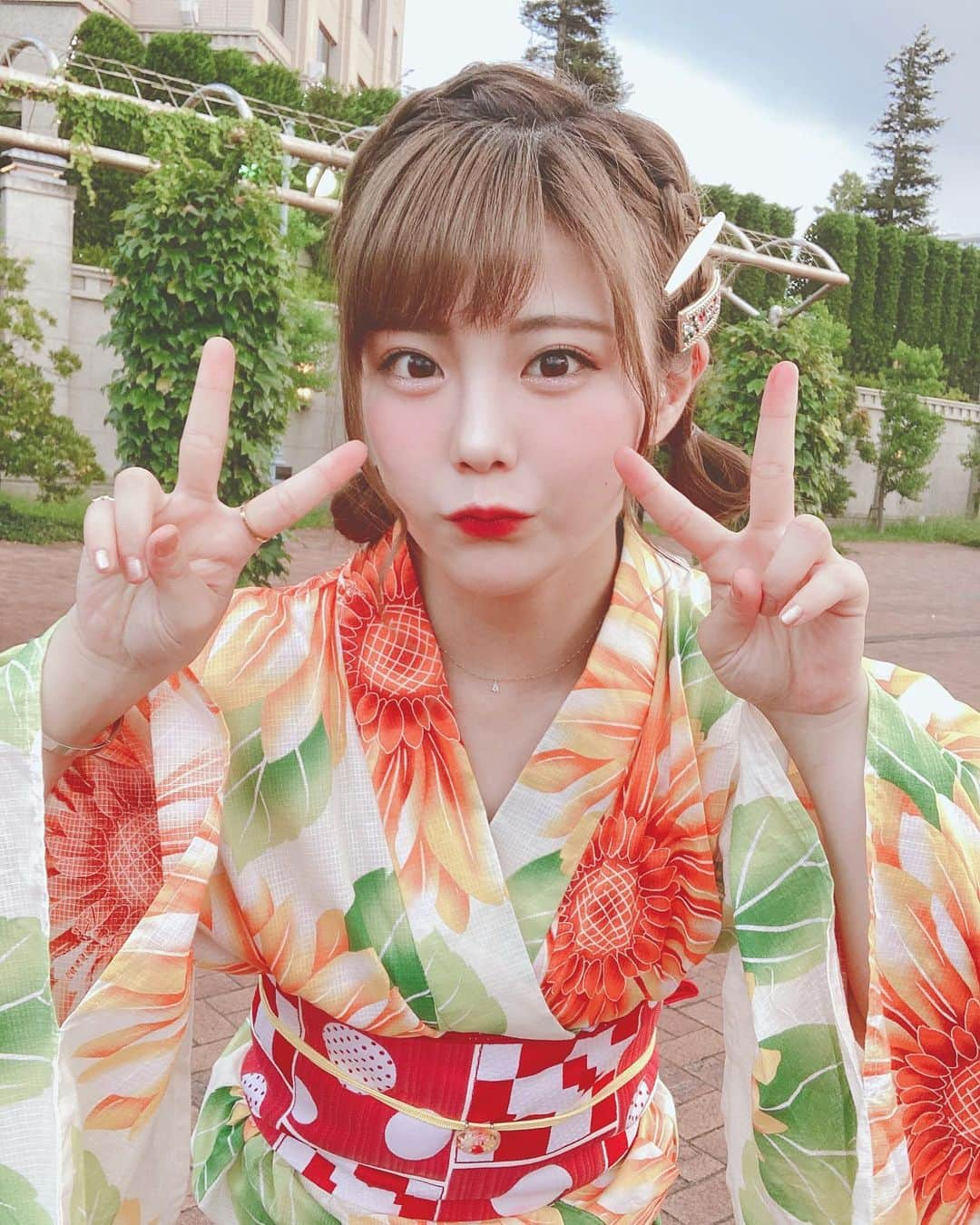 川村虹花さんのインスタグラム写真 - (川村虹花Instagram)「今年、最初で最後であろう浴衣😘 仕事でしか着ないけど😂 夏を感じれた〜🥰 良かった良かった。 皆さん浴衣は何色が好きですか？ ･  #浴衣  #向日葵 #浴衣ヘアアレンジ」8月15日 15時01分 - nanaka_kawamura