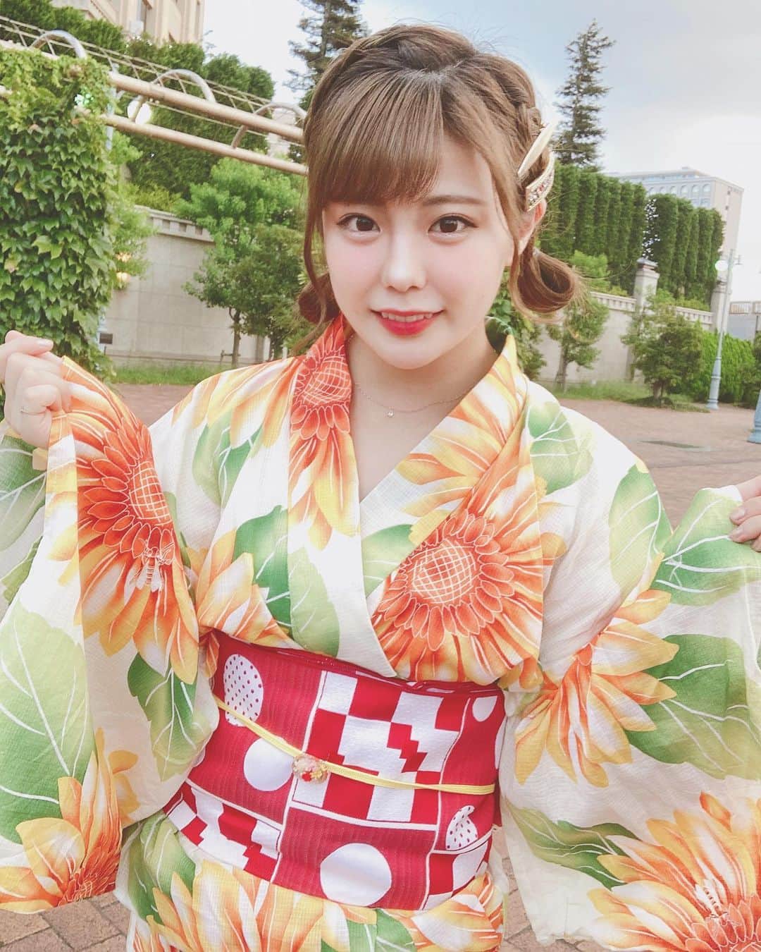 川村虹花のインスタグラム：「今年、最初で最後であろう浴衣😘 仕事でしか着ないけど😂 夏を感じれた〜🥰 良かった良かった。 皆さん浴衣は何色が好きですか？ ･  #浴衣  #向日葵 #浴衣ヘアアレンジ」