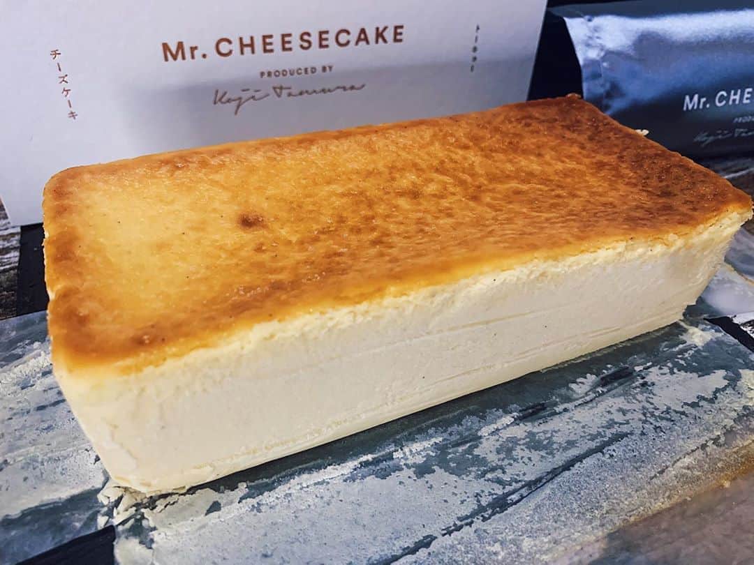 唯一無二の絶品グルメさんのインスタグラム写真 - (唯一無二の絶品グルメInstagram)「【ミスターチーズケーキ】﻿ @通販(お取り寄せ)﻿ ﻿ 極上のチーズケーキを販売しているお店。﻿ ﻿ 「人生最高のチーズケーキ」をキャッチフレーズとしており、濃厚かつ奥深いコクと爽やかな味わいはチーズケーキ界に革命を起こす美味しさ！﻿ ﻿ 日曜と月曜の朝10時から数量限定で販売開始する超人気ケーキです！﻿ ﻿ ミスターチーズケーキは保冷袋付きは3456円＋送料﻿ 化粧箱セットだと4320円＋送料となります！﻿ ﻿ 冷凍だとアイスケーキ風、半解凍だと外側しっかり中なめらか、完全解凍だとトロトロの状態で堪能できます！﻿ ﻿ 今まで何百個チーズケーキ食べたかわかりませんが、ずば抜けて美味しいので超が付くほどオススメです！﻿ ﻿ YouTubeにもミスターチーズケーキの動画を投稿しているので詳しく見たい方はそちらも見てください👍」8月15日 15時01分 - muni_gurume_japan