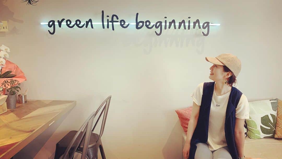 浜田真衣のインスタグラム：「こんにちは❁¨̮ すーーっごく暑いですが 夏を楽しめてますか🏖？  この前、マネージャーさんが野菜食べたいってことで、サラダで有名なカフェ行ってきました🌺 ほんとよく喋った！！笑  ちょっとしたことでも 幸せや楽しさを感じられるって 凄く幸せ¨̮♡  #浜田真衣 #心斎橋ランチ #greenlifebeginning #グリーンライフビギニング #japanese #instalike #instapic #instafood」