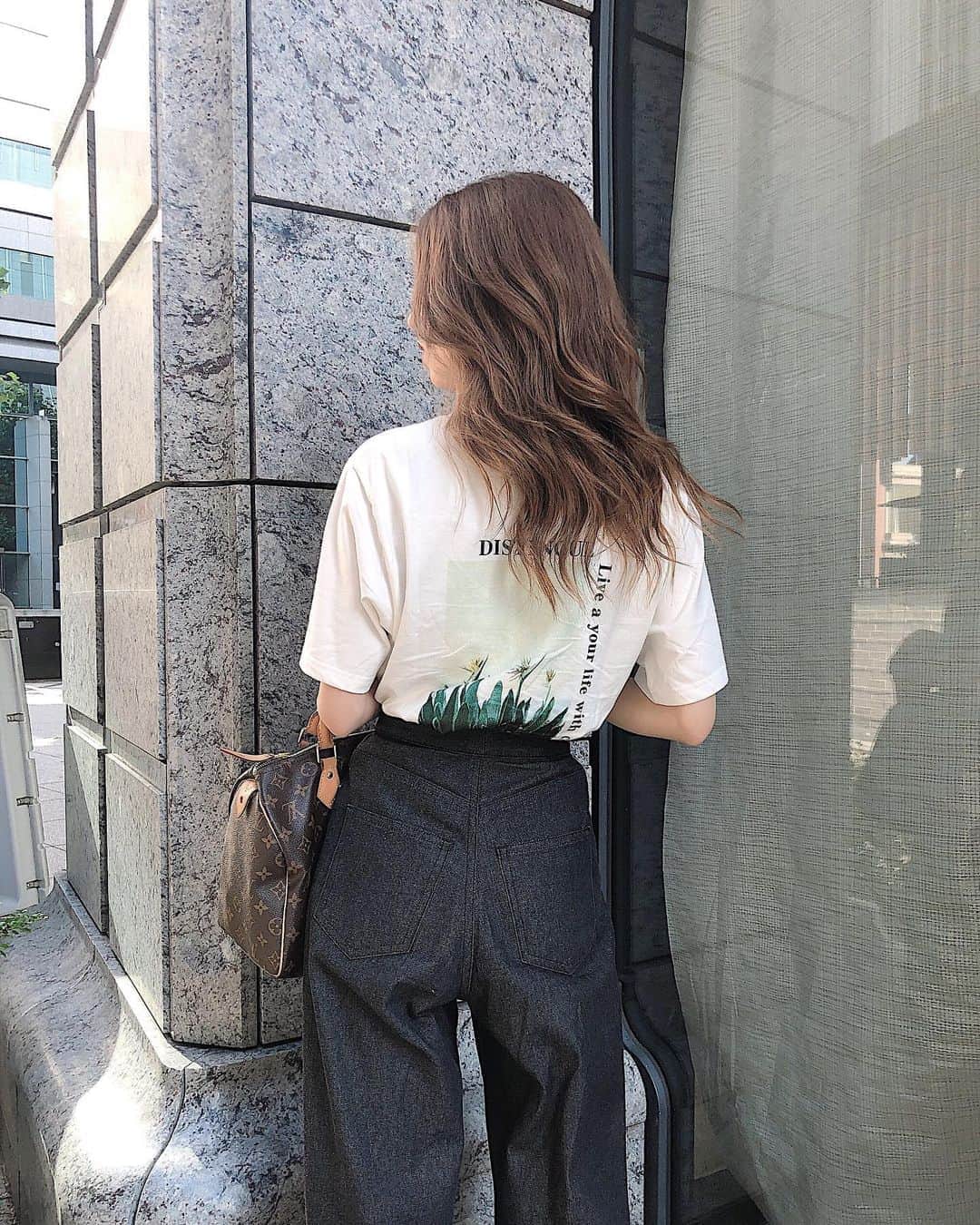 高村 楓のインスタグラム：「. . 今年はMURUAでTシャツいっぱい買った🤍 . このTシャツはバックプリントが めっちゃ可愛くてお気に入り🌼🌼 . #MURUA#murua_by_staff#murua_snap#code#fashion #ムルーア#Tシャツ#カジュアル#コーデ#ファッション」