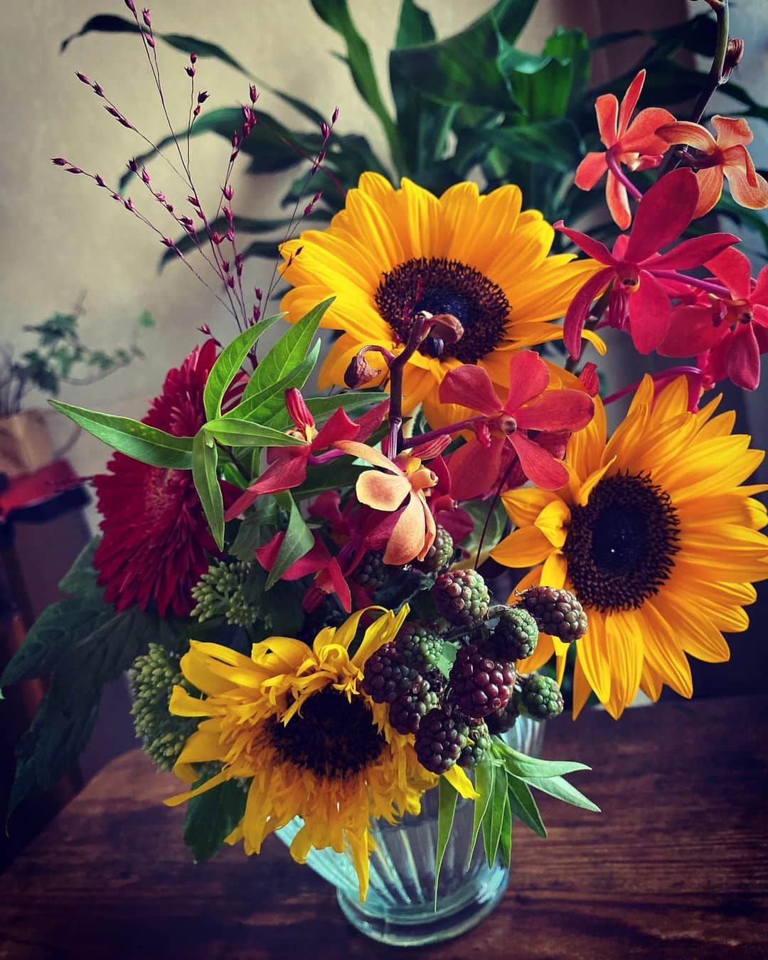 小林佳果さんのインスタグラム写真 - (小林佳果Instagram)「世界が平和でありますように。  そして、 体も、心も平和でいられますように。  花を愛でる気持ちを、 いつまでも持てますように。」8月15日 14時56分 - keika_kobayashi