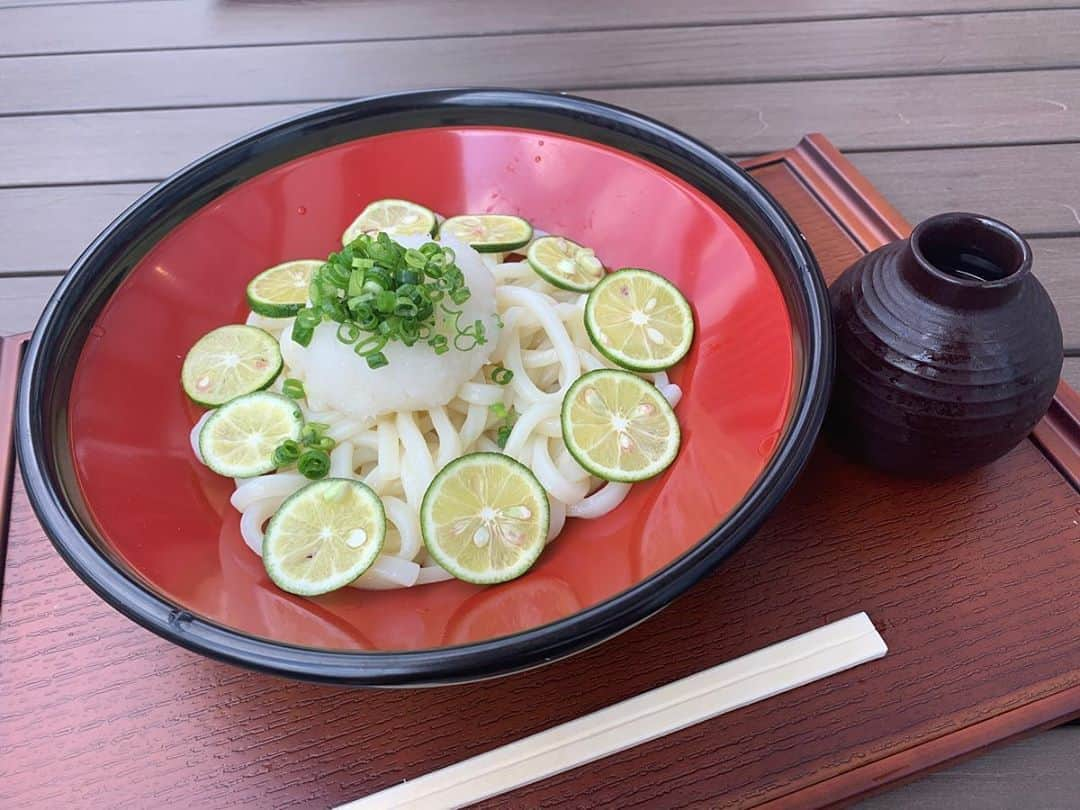 荒木麻里子さんのインスタグラム写真 - (荒木麻里子Instagram)「今日も暑過ぎるので、先日食べた涼しげな#すだちうどん の写真を🍋🥢 今日は子供達を連れ出す気力もなく、スーパーとお家プール⛱🤤 . . . #冷しうどん  #ビックリするくらい #冷たい  #最高  #夏のごはん  #夏は麺だね  #麺類大好き  #麺が好き  #麺が好きな人と繋がりたい  #おうちプール  #ベランダプール  #お家プール  #すだちたっぷり  #udon #udonnoodles #udonlover」8月15日 14時58分 - marilyn198612