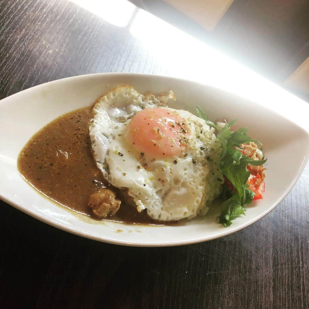 SATOSHIさんのインスタグラム写真 - (SATOSHIInstagram)「Dragon Ashサクちゃんから、桜井食堂の話題のスパイスチキンカレーをいただきましたので早速調理し食べさせてもらいました！ ミュージシャンなの？と思ってしまうほどの本格カレー笑 体の喜ぶ非常に美味しいカレーでございました。  このカレーを注文した人達の中にはフェスを思い浮かべながら食べてる方もたくさんいるんだろうなと思いつつ、クソ暑い夏に超汗だくで食べました。  この夏に俺ができる、最大の贅沢。  サクちゃんありがとう！ #山嵐 #dragonash  #桜井食堂 #スパイスチキンカレー #夏フェス #heysmith #ハジケテマザレ」8月15日 15時00分 - satoshimen