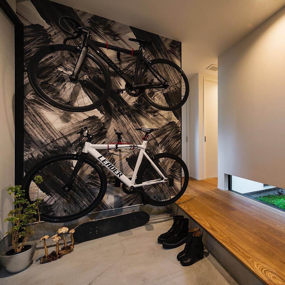 homelife 夢を叶える暮らし方のインスタグラム：「【趣味と身近に暮らす家】 . . ロードバイクでサイクリングをするのが趣味のお施主様の玄関です☆ 広い玄関の壁にロードバイクを壁かけにするなんてロマンがありますね…！ . こちらのアカウントではホームライフのお施主様の施工写真を投稿しています。 その他の施工写真は、 @homelife_gallery のURLからご覧いただけます。 . 家づくりの資料請求はコチラから @homelife_shiryou . . #ロードバイク #壁かけ自転車 #玄関 #ロードバイクのある生活 #自転車が好き #自転車 #サイクリング #関節照明 #玄関土間 #ボード #マイホーム #夢のマイホーム #間取り #シンプルな暮らし #暮らしを楽しむ #注文住宅 #自由設計 #デザイン住宅 #リノベ #リフォーム #全国にいい家を #コラボハウスとコラボ #建築士と建てる  #house #homelife_京都 #homelife_大阪 #homelife_兵庫 #ホームライフ #ホームライフ100 #アーキホームライフ」
