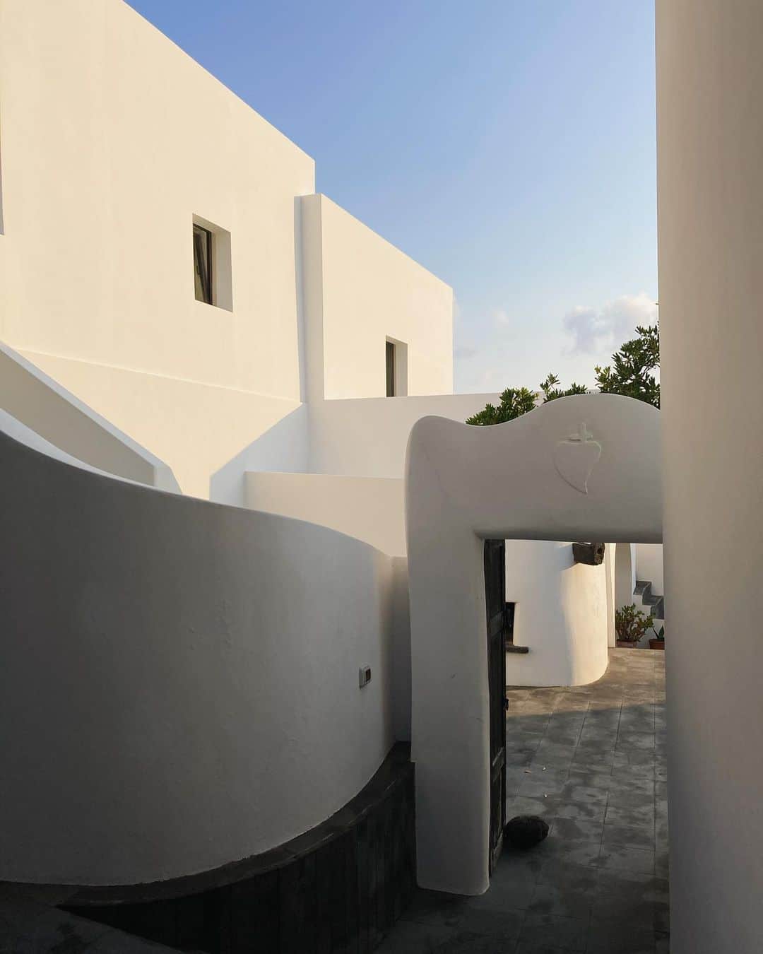 アレクシマビーユのインスタグラム：「Stromboli Mornings #whitehouse #architecture #lighting #bluesky #friends #morninglight #italy #stromboli #volcano #alexismabille」