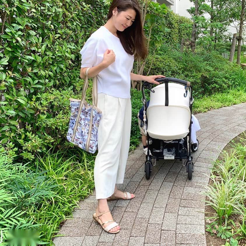 花田浩菜のインスタグラム：「もう最近は暑い暑い☀️💦💦 ベビーカーとお揃いかの如く真っ白コーデだったこの日🙆‍♀️写真撮って〜とマスク外した時のふとした瞬間を見返してみたら、 よく見てみると息子の妹愛が止まらずベビーカー越しにちゅーしようとしています。💋笑 . . 2人連れてのお出かけは#マザーズバッグ としてリュックかトートバッグがやはり便利なのでいくつも持っています🙆‍♀️ このバッグ、よくよく見てみるとミッキーのヴィンテージコミック柄なんです❤️（🔜スワイプ） レスポートサック  @lesportsacjapan のミッキーマウスコレクション✨ ミッキー好きの息子もお気に入りで 『これ、○○ちゃん（自分のこと）のバッグ〜？』と聞いてきます😂❤️ 軽いし、トートバッグだけどチャックもしっかりとついているので、子供とのお出かけにもらとっっても便利！！ 最近はエコバッグとしても毎日持ちあるいていたり、トートバッグはいくつあっても便利です🥰 来月は息子ももう3歳のお誕生日🥺🥺 ひさーしぶりにミッキーにも会いに行きたいなあ🥺✨ . . #レスポートサック #レスポ　 #lesportsac #ミッキーマウス #ミッキー #ミッキーマウスコレクション #ミッキー好き#DisneyMickeyMouseCollection #pr #赤ちゃんのいる生活 #男の子ママ #女の子ママ #2児ママ #2歳差育児 #2歳差兄妹 #ママコーデ #バガブービー5 #ベビーカー #bugaboo #stroller #l4l #happy #happydays」