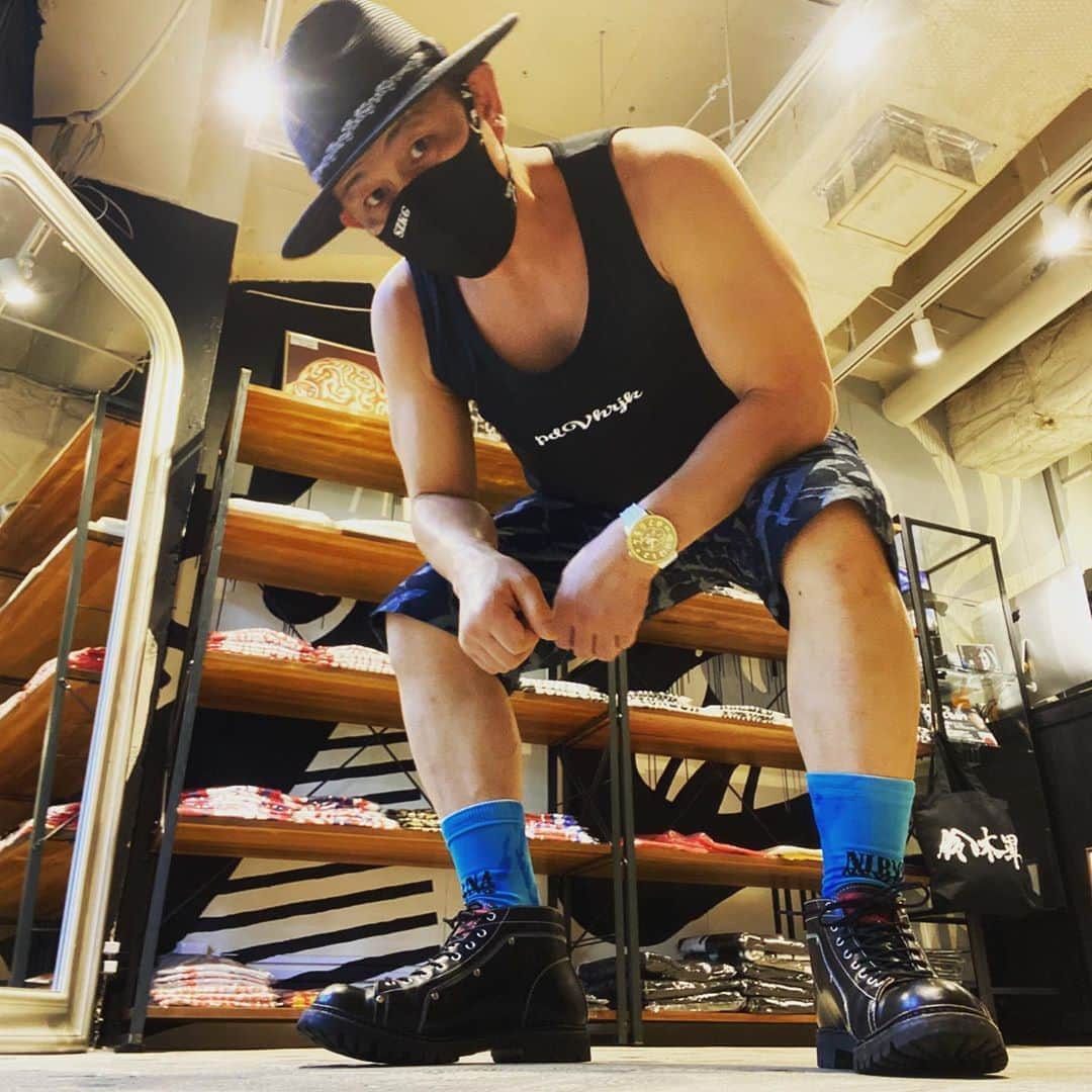 鈴木みのるさんのインスタグラム写真 - (鈴木みのるInstagram)「Today's STANCE  #stancesocks #stance_japan  #ootd 暑いので短パン出勤。」8月15日 15時08分 - suzuki.d.minoru