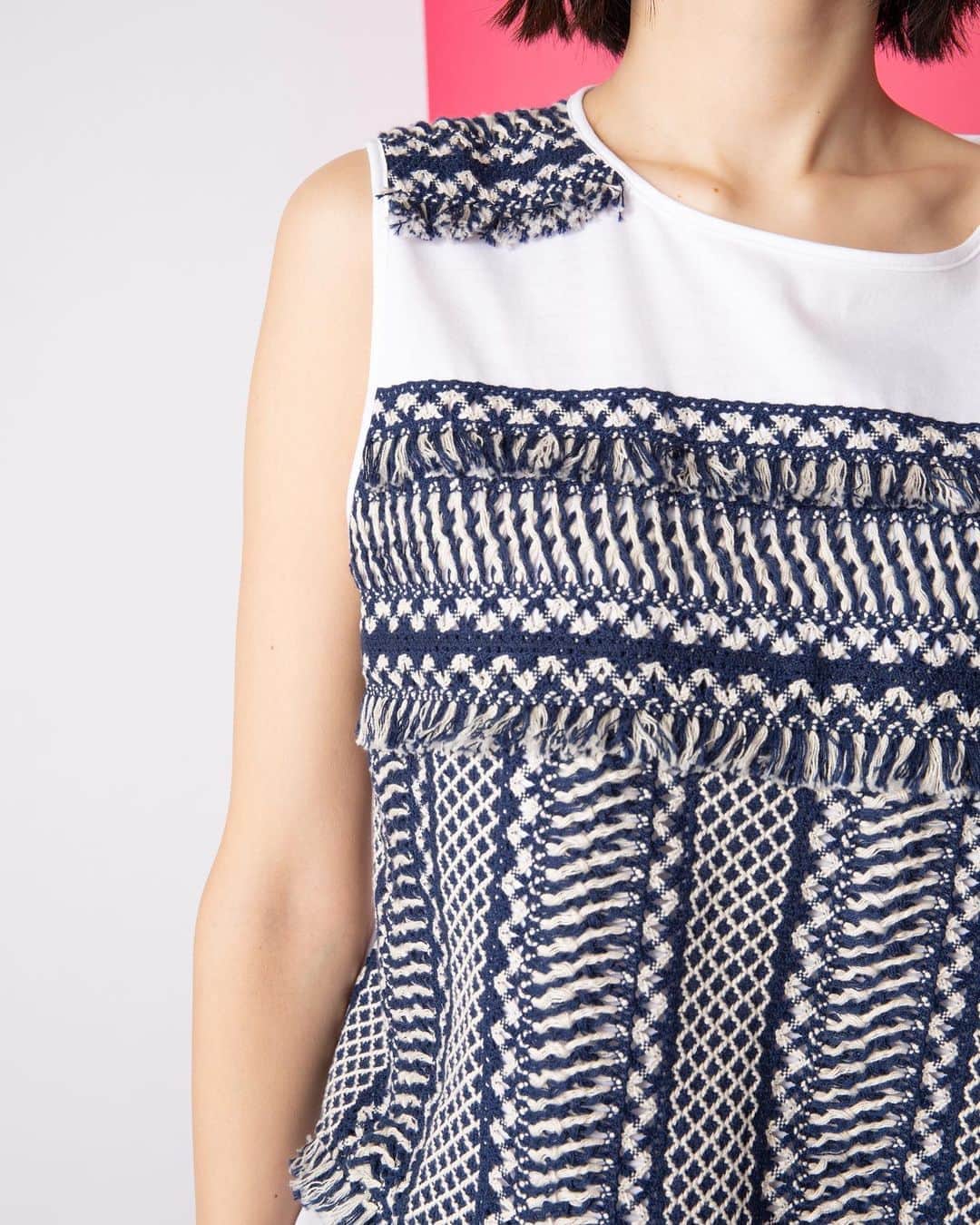 ネ・ネットのインスタグラム：「TORCHON LACE﻿ ﻿ トーションレースが目を引くデザインカットソー。3種類のレースを縦、横、斜めに組み合わせてボディの生地に重ねています。 裾のレースは、あえて斜めにつけることで立体感が生まれ、無地の部分がちらりと見えて全体を引き締めています。 シンプルなボトムに合わせるだけでコーディネートがきまる、主役アイテムです。﻿ ﻿ #ネネット #nenet #新作 #new #autumn #winter #2020 #collection #torchon #lace #tokyo #japan」