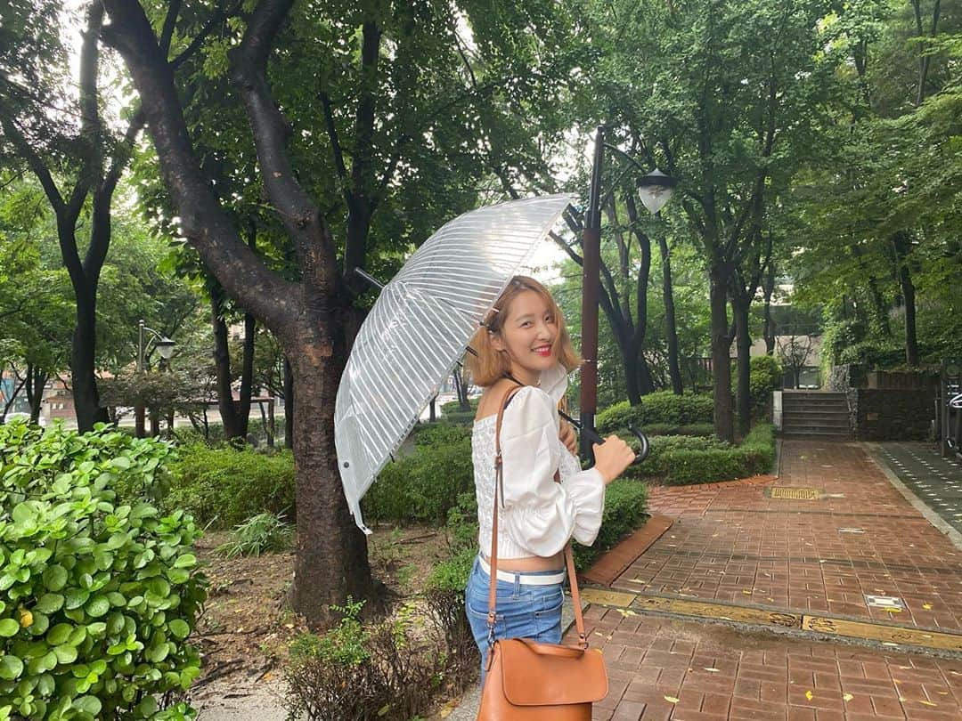 ジヒョン さんのインスタグラム写真 - (ジヒョン Instagram)「... ☔️ 비와서....?」8月15日 15時21分 - jihyunilovee