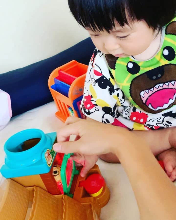 横山愛子のインスタグラム：「パンを焼けるようになった次女😆😆 #8ヶ月 #アンパンマン #ジャムおじさんのパン工場」