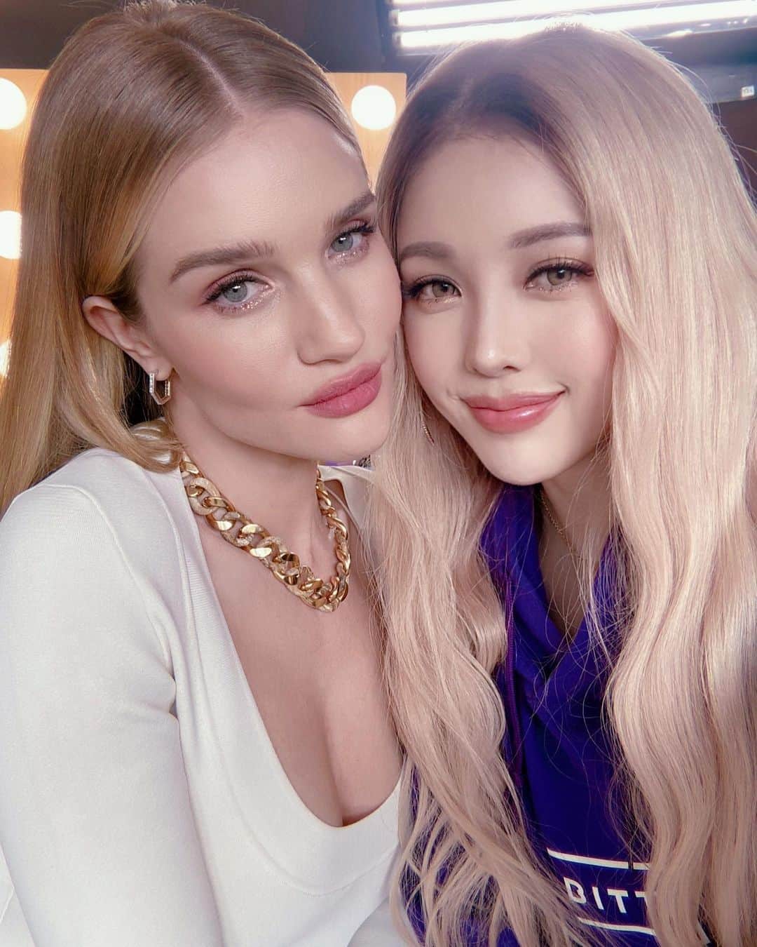 ポニーのインスタグラム：「My daily makeup on the one and only @RosieHW 🌺✨  @quibi #AboutFace」