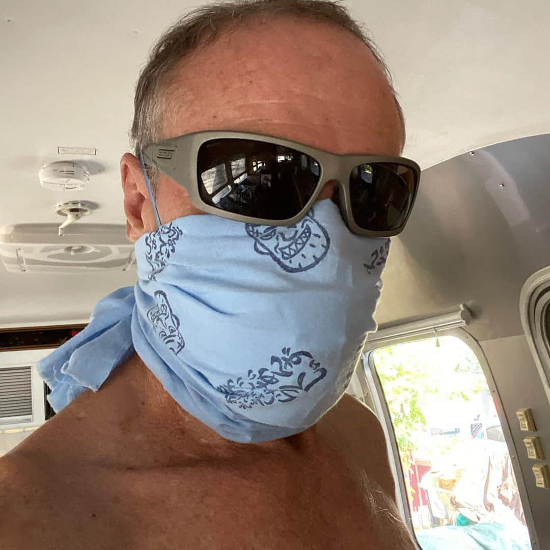 マイケル・ルーカーさんのインスタグラム写真 - (マイケル・ルーカーInstagram)「Just so y’all know......Dar’s no need to look like you’ve.....just coming out of surgery....Find a very cool scarf or handkerchief or what ever! and dress it up...... dress IT up! Y’all!!! #masks」8月15日 15時29分 - michael_rooker