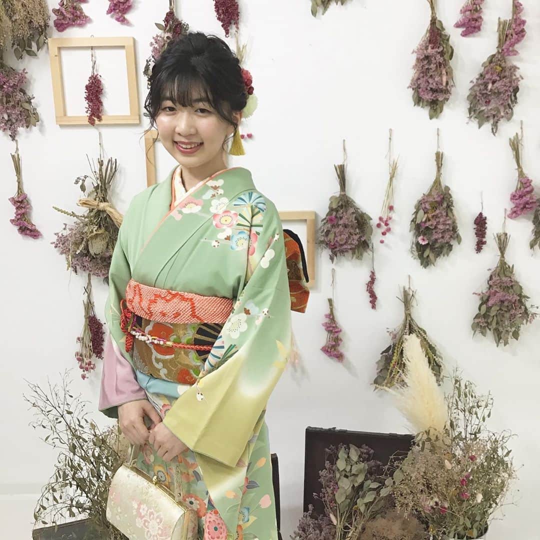 のインスタグラム：「成人の前撮りでスタジオ撮影させて頂きました^ ^  素敵なご家族と才色兼備なお嬢様😌✨  加賀友禅の淡いグラデーションの振袖に黒の帯を締めて古典的な着こなしがとってもお似合いでした✨  これからのご活躍が楽しみです❣️  ⚫︎金沢駅前 着物レンタル心結(ここゆい)  ⚫︎営業時間 : 9:00〜18:00 ⚫︎address : 金沢市本町1-3-39 ⚫︎tell : 076-221-7799 ⚫︎金沢駅から徒歩5分  ⚫︎コインパーキング補助あり  心結の着物一覧▶@kokoyui_kimono 振袖や袴はこちら▶@kokoyui_furisode 七五三やお子さんの着物はこちら▶@kokoyui753 .  #撮影 #兼六園 #東茶屋街 #21世紀美術館 #着物ヘア #ヘアセット #和服 #着物 #着物コーディネート #きもの #着物女子 #着物男子」