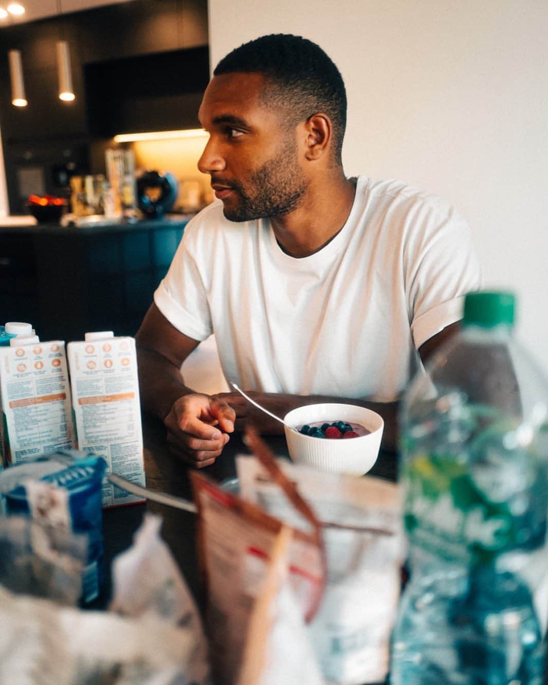 ヨナタン・ターのインスタグラム：「Good food everyday is good fuel everyday. 🔋 Eat well. Live well. Be well. ✅」