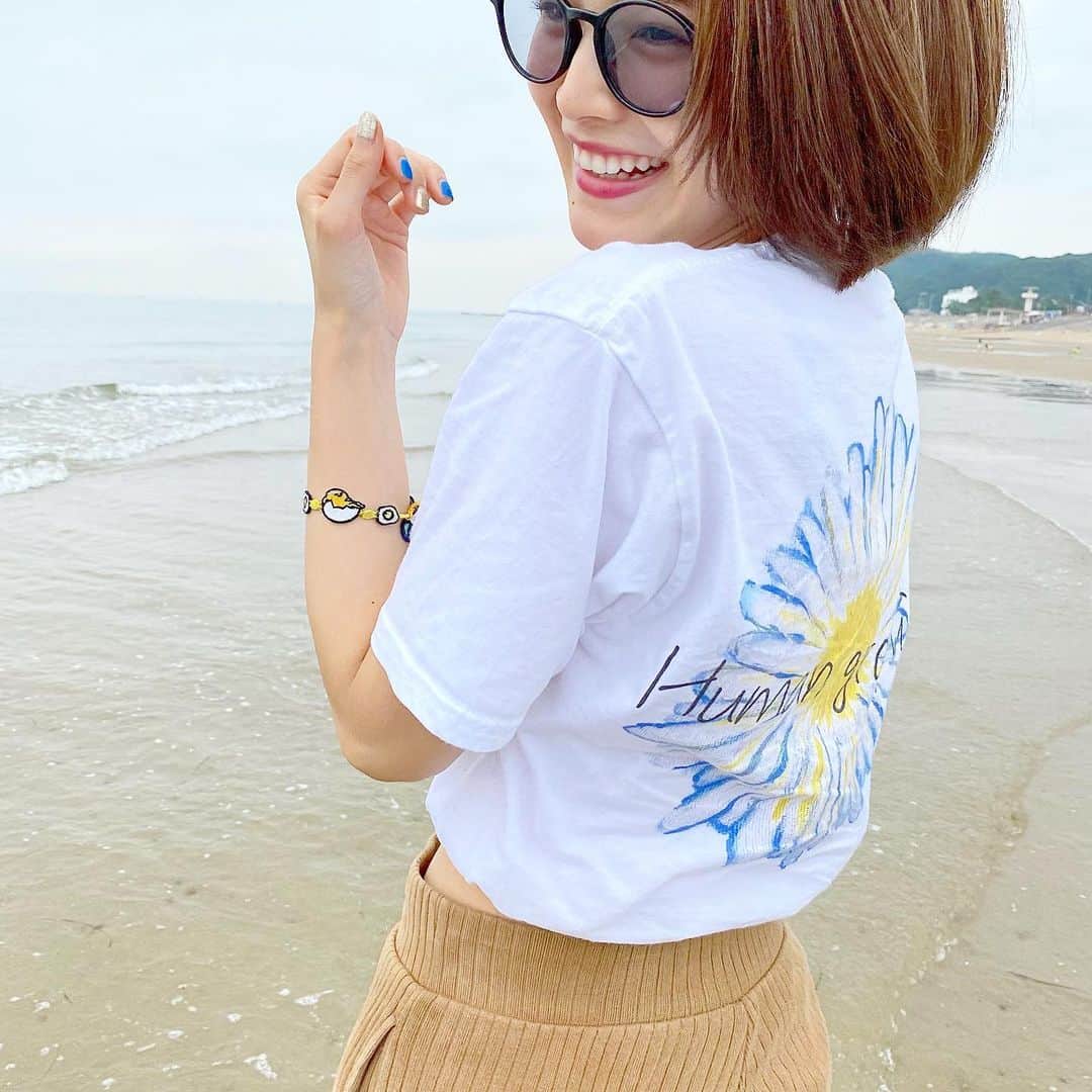 富久美玲のインスタグラム：「_ . 🆕 後ろに大きいデザインで可愛い💐💐💐 . "花言葉も含めた枯れない花のプレゼント" ってコンセプトが何よりステキすぎた🥺！ . @human_graphics  ▷Mサイズ .  #私服#身長152cm#mireistylecode#ootd#トップス#半袖#tシャツ#humangraphics」