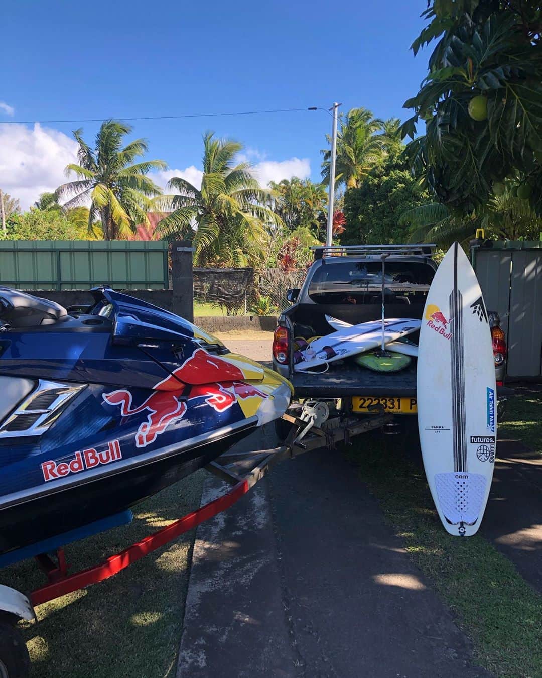 ミシェル・ボレーズのインスタグラム：「The essential !  Here is my what my daily life looks like when I’m home .My @redbullfrance  ski ! A couple @firewiresurfboards in my truck and my @signaturefoils whenever the wind gets stronger for a quick downwind. Life is good at home. 🌴」