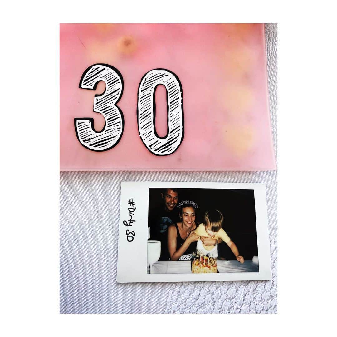 ナズ・アイデミルのインスタグラム：「Büyümek, yaş almak çok güzel şey... Hele de sevdiklerin yanında ve sağlıklıysa 🥰 Hoş geldin 30’lu yaşlarım! 🐞Doğum günümü kutlayan herkese çok teşekkür ederim 💙」