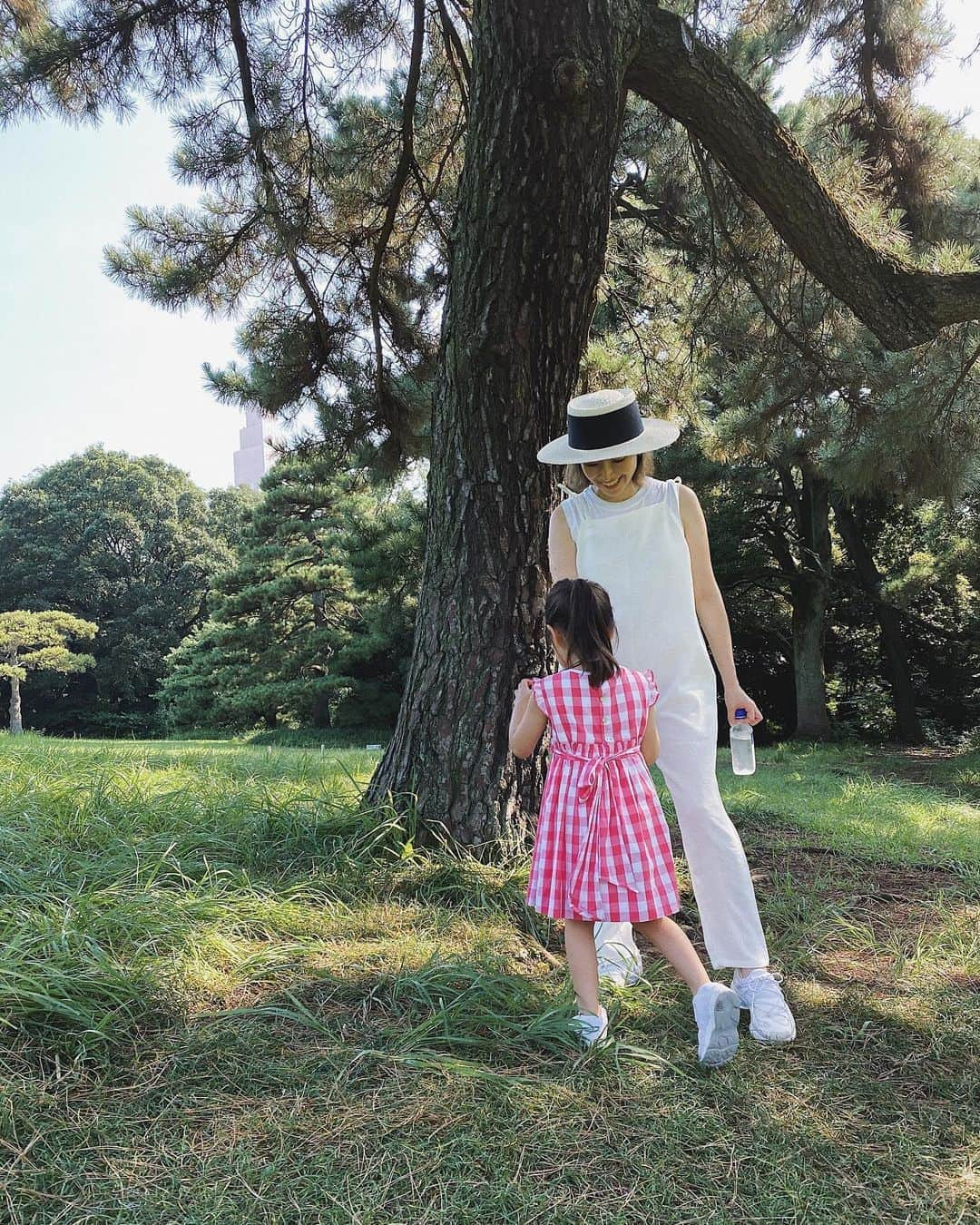 翁安芸さんのインスタグラム写真 - (翁安芸Instagram)「ワンピースブームが続く娘❤️ お散歩で走ったり蚊もいるのでレギンスを勧めましたが、どうしても今日はコレと選んでいました😆　私にもワンピースを着てほしいとリクエストされましたが、色がリンクしてるオールインワンで交渉成立❣️ #選びたいお年頃 #momanddaughter #tokyo #summerdays #amaiakids #gypsophila #akiweng #フィジーウォーター #夏の思い出」8月15日 15時56分 - akinyc