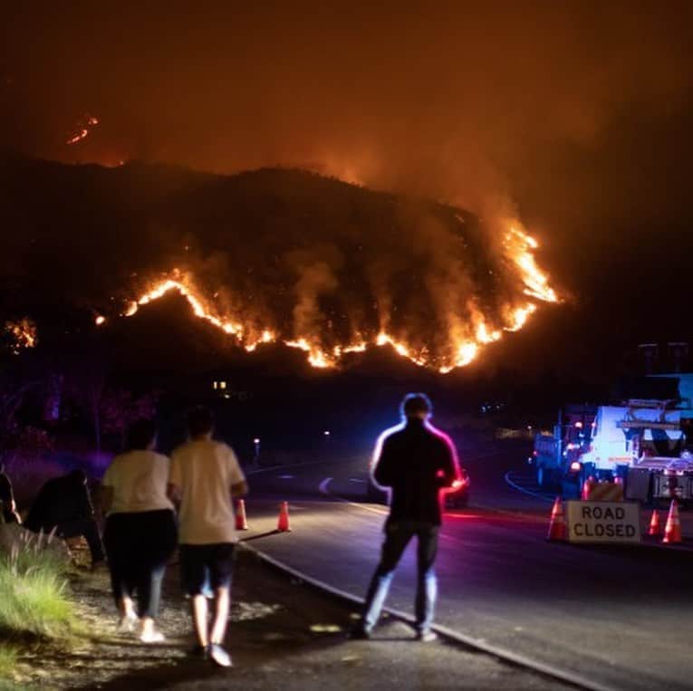 AFP通信さんのインスタグラム写真 - (AFP通信Instagram)「AFP Photo 📷 @apugomes -  People watch smoke and flames rising from the Ranch fire in the San Gabriel mountains above Azusa, 25 miles east of Los Angeles, California on August 13, 2020. The Los Angeles County Fire Department was alerted to the brush fire at 2:45 pm. By August 13 in the evening, the blaze was still at 0% containment. #california #californiafires」8月15日 16時00分 - afpphoto