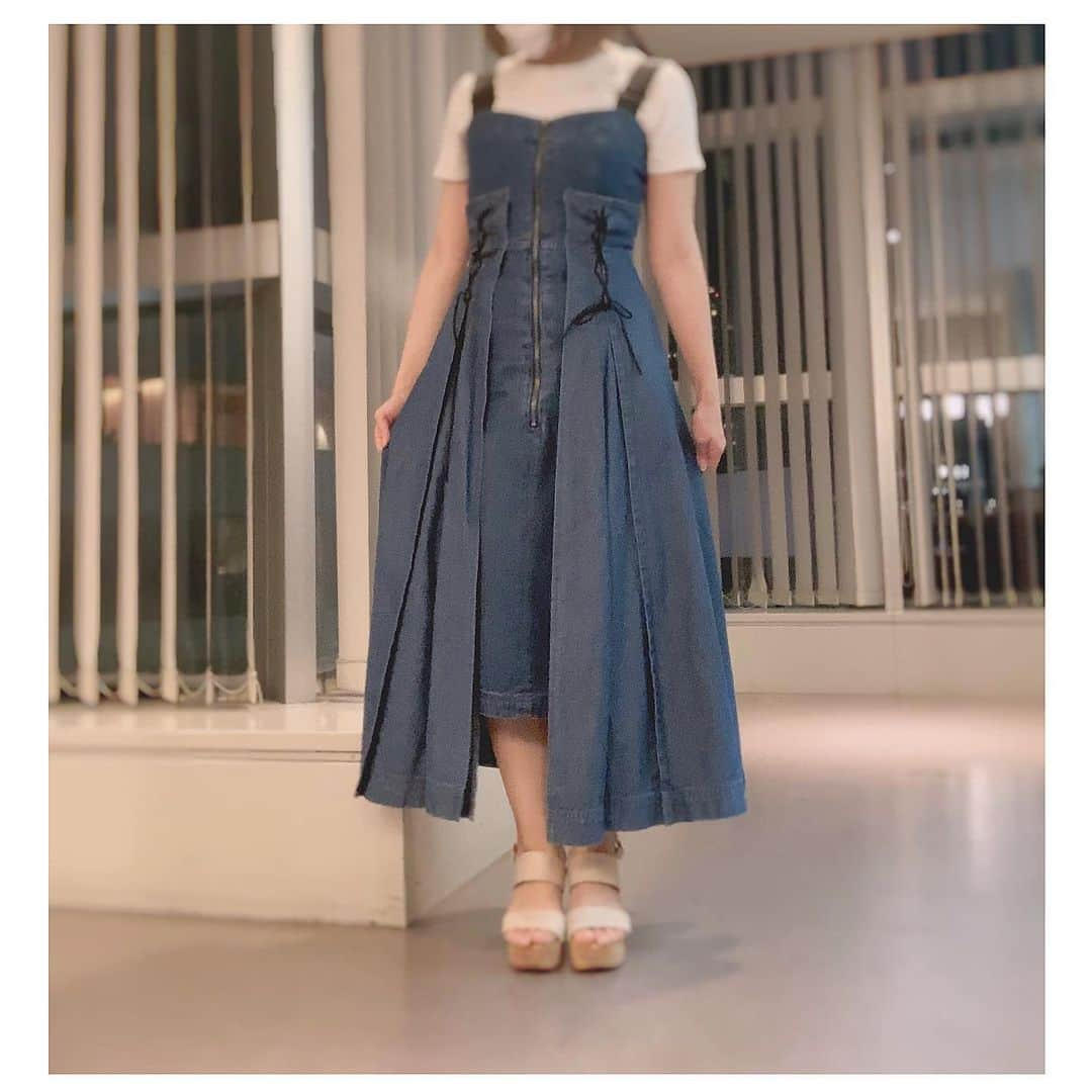 上村彩子さんのインスタグラム写真 - (上村彩子Instagram)「最近この服がお気に入りです✨ #redyazel  の服。 デザインが面白いからか「その服どうなってるの！？」と言われます笑 . 2重スカートみたいになってて タイトワンピースに、ふわっとするスカートがドッキングしたような感じのやつ💓 . なんといっても前チャックなのでしめやすい笑 . 最近は暑すぎてもう部屋にいても身体がほてっちゃうね 何度まで温度を下げていいのか迷ってとりあえず扇風機もつけてみる笑 外を5分歩いてるのもしんどい😨 水分補給してタオル忘れずにね！ わたしは男性の日傘も好きですよ〜 （本当に日傘さすと何度か体感変わるよ！）」8月15日 16時11分 - ayako_uem