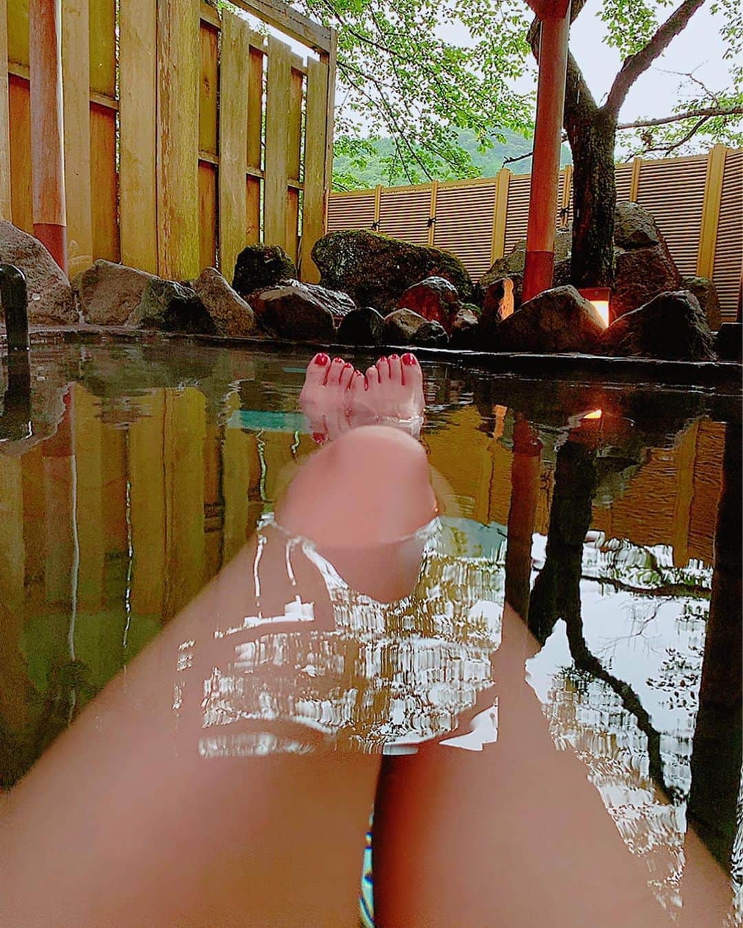 のインスタグラム：「When I'm tired of playing, I feel blissful hot spring time ♨️  #blissful  #至福 #hotsprings  #hotspring  #温泉 #疲れたときは  #massage  #マッサージ #healing #癒し #温泉女子 #温泉好き #温泉巡り」
