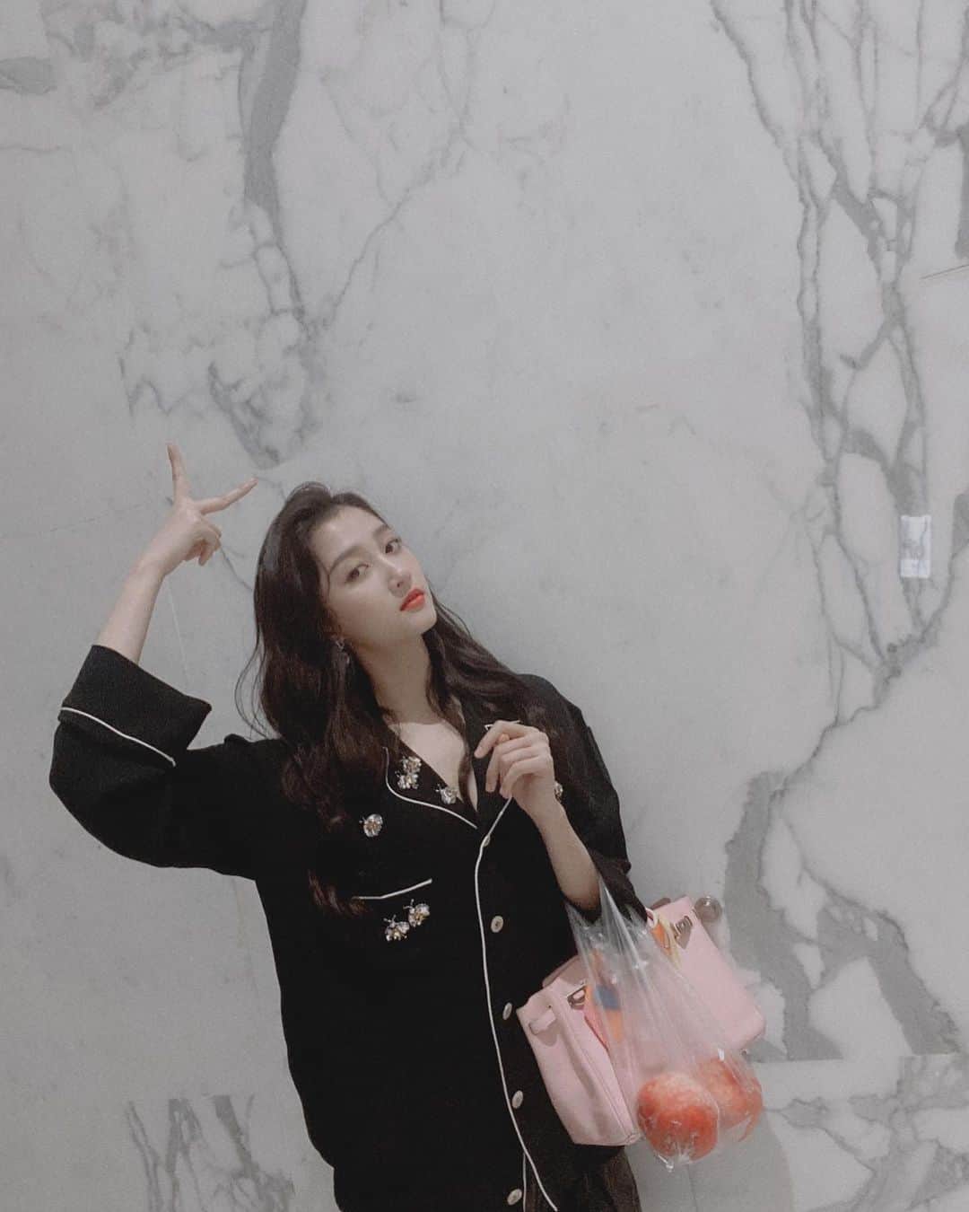 クアン・シャオトン（Guan Xiaotong）のインスタグラム：「🍑」