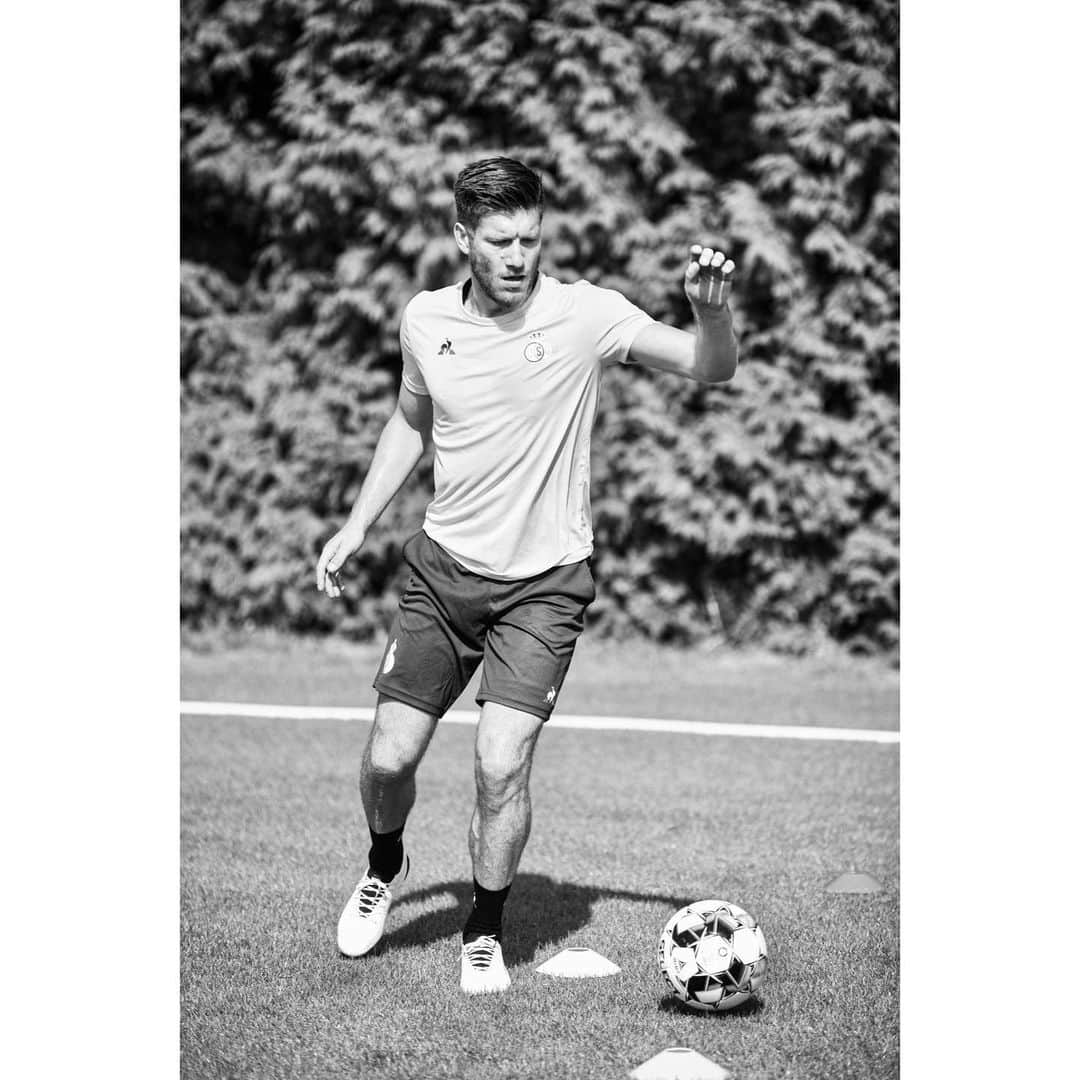 のインスタグラム：「On my way back ⚽️  @rusg.brussels 🔵🟡 @l_lefebvre_sports 📸」