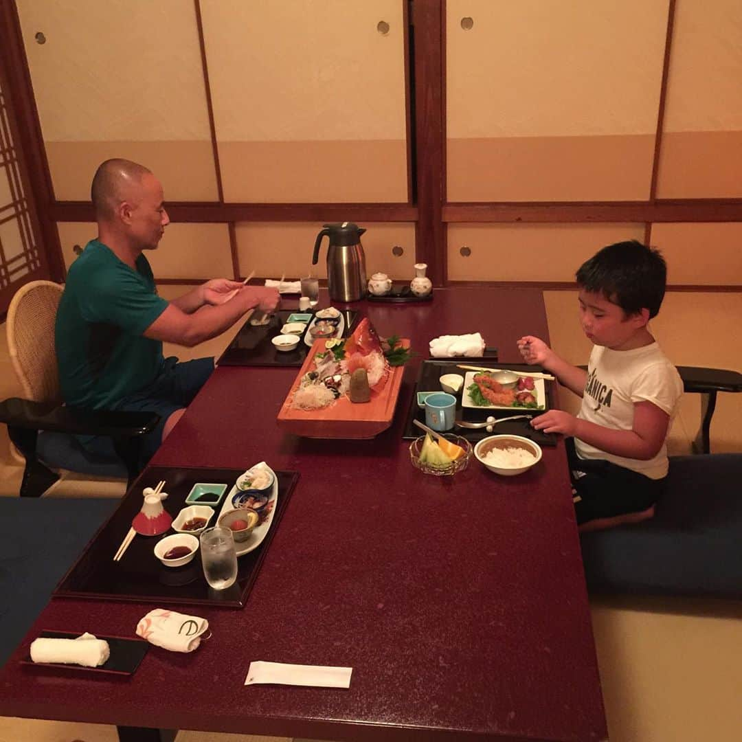 鈴木夏未さんのインスタグラム写真 - (鈴木夏未Instagram)「お酒解禁  壱岐島のお魚、お肉が美味しすぎる  平山旅館のお食事が料亭の味←胃袋を掴まれた！ お酒が飲みたくなるのお品のオンパレードでした◎  料理長の奥様が若女将で 若女将いわく、奥様の機嫌をとるために 料理長の旦那様はおうちでも料理してくださるとのこと  わかる！わかる！ 機嫌とられちゃうよね❤︎♡  こんな美味しい料理を食べてたら 不機嫌なんか吹っ飛ぶ、常にご機嫌です◎  平山旅館の若女将は、 私の職場の今月で退職する後輩に仕事ぶりや雰囲気が似ていて 親近感が湧きました♡  食前酒を頂いたら美味しすぎて 自家製だって言うから ますます興味が出て呑み比べ❤︎  あんず酒と梅酒が好きでした♡  野菜も全て自家製、無農薬です◎  お刺身のつまの大根が美味しすぎる 大根だけで充分、お酒のつまみになってしまう  息子や主人は寝てるのに酒豪女子が出てしまい ずっと飽きずに、夜中まで呑めるほどの勢いでした  アルコール度数は35度だったかな  ストレート呑みが最高で、ロックが第2位かな ストレートは強いけど、酒豪を促し癖になる美味しさです  不思議なことに二日酔いにならなくて 沖縄の泡盛以来の、2日連チャン呑みしました◎  お酒が強くて、たくさん飲める人と 一晩中ずっと飲んでいたいほど美味しい果実酒です  ・ ・ ・ #アルコール度数35 #壱岐島  #平山旅館  #美味しい料理  #美味しいお酒  #自家製梅酒  #果実酒  #無農薬野菜  #胃袋を掴まれた #酒豪  #料亭の味  #酒豪女子」8月15日 16時32分 - natyumisuzuki