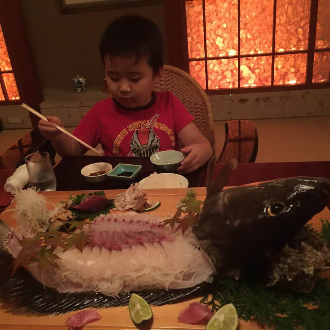 鈴木夏未さんのインスタグラム写真 - (鈴木夏未Instagram)「お酒解禁  壱岐島のお魚、お肉が美味しすぎる  平山旅館のお食事が料亭の味←胃袋を掴まれた！ お酒が飲みたくなるのお品のオンパレードでした◎  料理長の奥様が若女将で 若女将いわく、奥様の機嫌をとるために 料理長の旦那様はおうちでも料理してくださるとのこと  わかる！わかる！ 機嫌とられちゃうよね❤︎♡  こんな美味しい料理を食べてたら 不機嫌なんか吹っ飛ぶ、常にご機嫌です◎  平山旅館の若女将は、 私の職場の今月で退職する後輩に仕事ぶりや雰囲気が似ていて 親近感が湧きました♡  食前酒を頂いたら美味しすぎて 自家製だって言うから ますます興味が出て呑み比べ❤︎  あんず酒と梅酒が好きでした♡  野菜も全て自家製、無農薬です◎  お刺身のつまの大根が美味しすぎる 大根だけで充分、お酒のつまみになってしまう  息子や主人は寝てるのに酒豪女子が出てしまい ずっと飽きずに、夜中まで呑めるほどの勢いでした  アルコール度数は35度だったかな  ストレート呑みが最高で、ロックが第2位かな ストレートは強いけど、酒豪を促し癖になる美味しさです  不思議なことに二日酔いにならなくて 沖縄の泡盛以来の、2日連チャン呑みしました◎  お酒が強くて、たくさん飲める人と 一晩中ずっと飲んでいたいほど美味しい果実酒です  ・ ・ ・ #アルコール度数35 #壱岐島  #平山旅館  #美味しい料理  #美味しいお酒  #自家製梅酒  #果実酒  #無農薬野菜  #胃袋を掴まれた #酒豪  #料亭の味  #酒豪女子」8月15日 16時32分 - natyumisuzuki