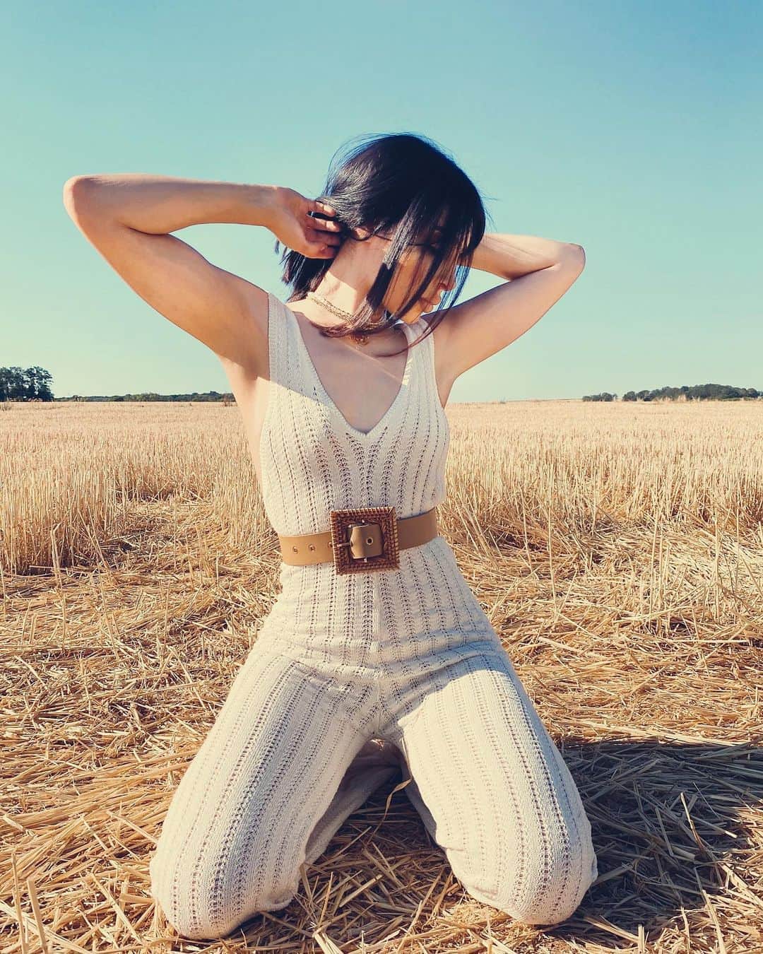 sananasのインスタグラム：「Week-End ... 🤩C’est ma pose quand je suis fière d’avoir posté une vidéo ! Je vous ai enfin posté mes favoris et les flops du mois de juillet toutes catégories confondues donc on parle, soin, make up, films etc ...!  Quoi de prévu pour vous ce week end ? 💚」