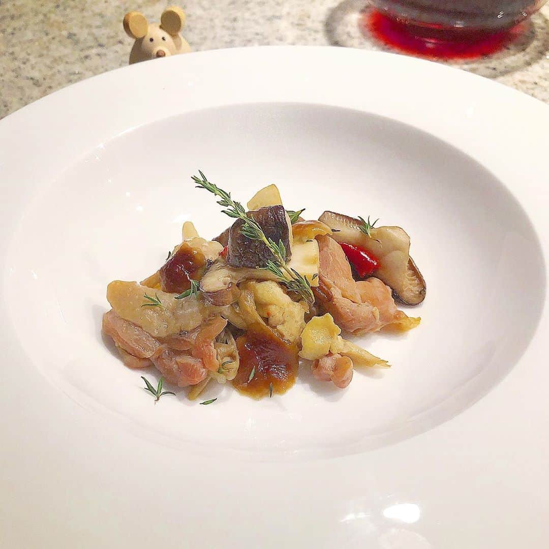 榊山敬代のインスタグラム：「🍄🍷… ・　 昨夜では頂きました鶏肉を解凍しまして 夏のキノコセットとタイムとトウガラシ ホットに蒸し炒めて時短レシピ完成の巻 赤ワインと共にフィニッシュな一品にて　　  香り付けのタイムがマイブームで リピートな2020年の夏のひとコマ ・ ・  🌿… ・ ・ さてきょうは食材を買い出しの日 いつも買わない食材買ってみたり  好奇心にセレクトしてみるとき  タイムさんも新鮮な状態を ゲットできましてうれしい  サニーレタスは不作のため 八百円もしていて驚きの時 都心のお野菜は高いです汗  そのようなわけで葉物は水菜にきりかえる  休日なきょうは暑すぎまして ランチも手抜きにしたいなと  簡単プレートこしらえてみたのだけど たまにはこんなランチも楽しいなぁと  おうちごはんの記録…つづく… ・　　 ・ ・ ・ #おうちごはん #おうち大好き #enjoyhome ・ ・  ・ ・ #夕食 #dinner #おつまみ #おうち時間 #お肉 #meat #chicken #鶏肉 #vegetable  #タイム #Herb #time #きのこ#エリンギ #mushroom #wine#rosso #ワイン好き  #artist #kitchen #cooking #日本画家 の #お料理こんなもん」